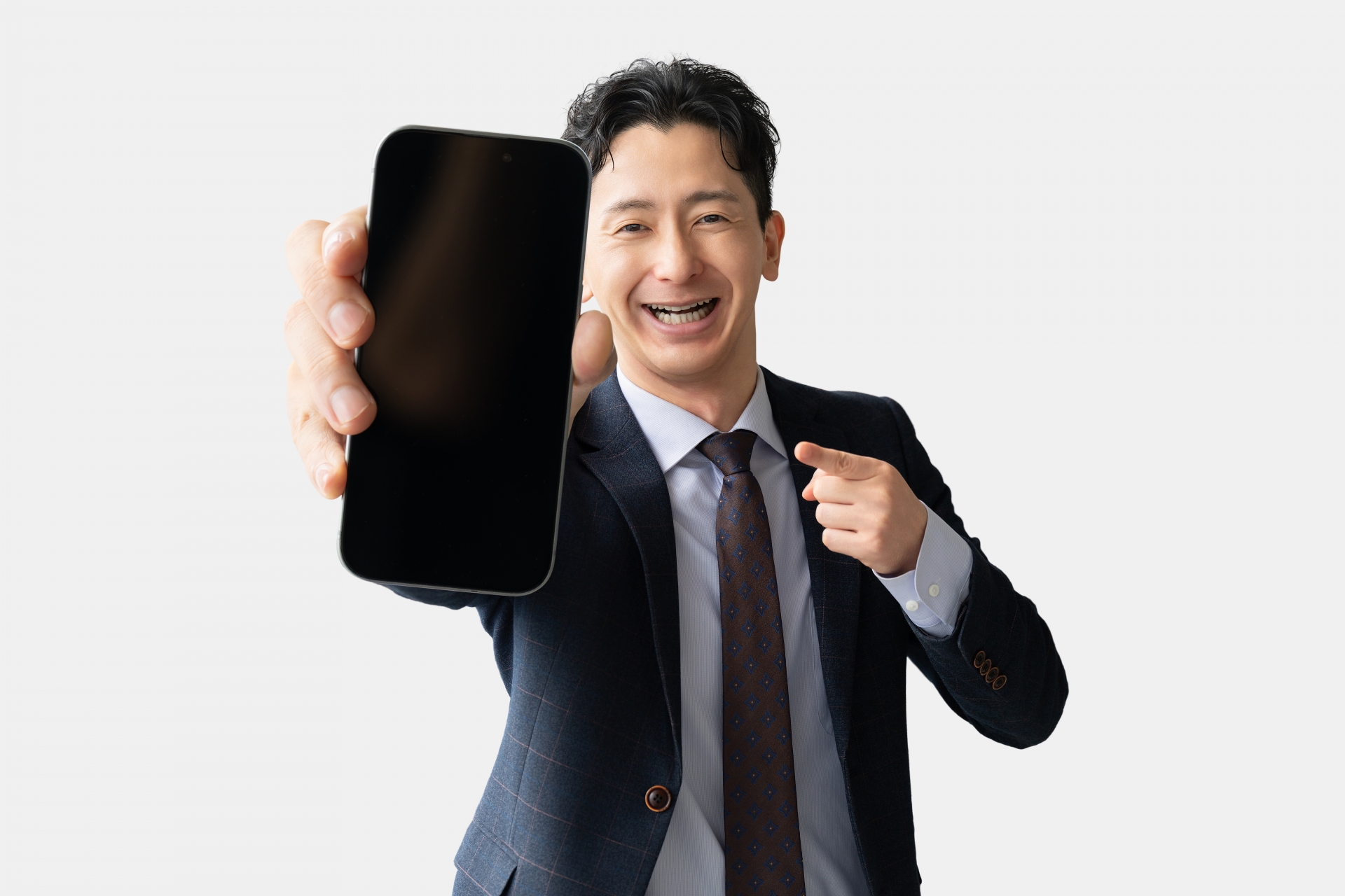スマホの画面を見せる男性ビジネスマン