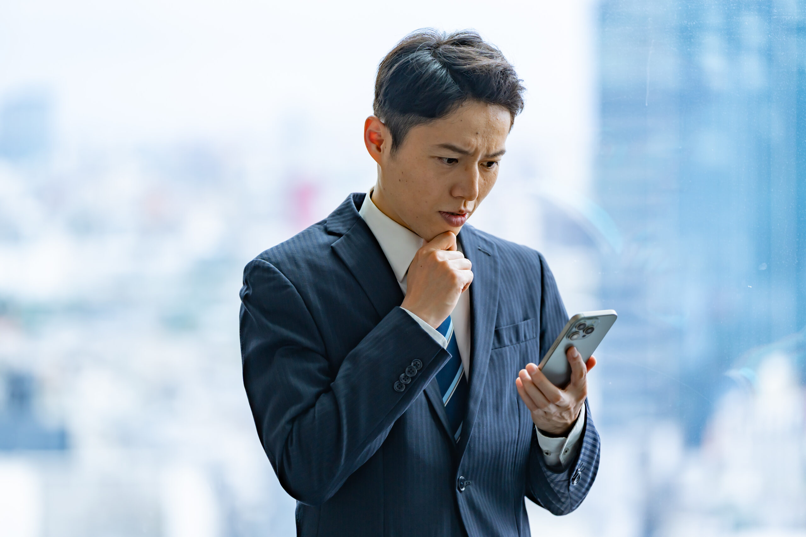 高層ビルで考えるビジネスマン