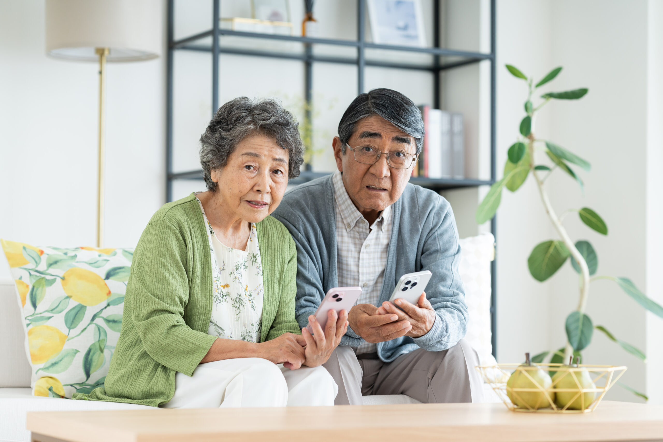 高齢者はスマホを契約できない？おすすめの方法や携帯を持つメリット、トラブルの対処法を解説