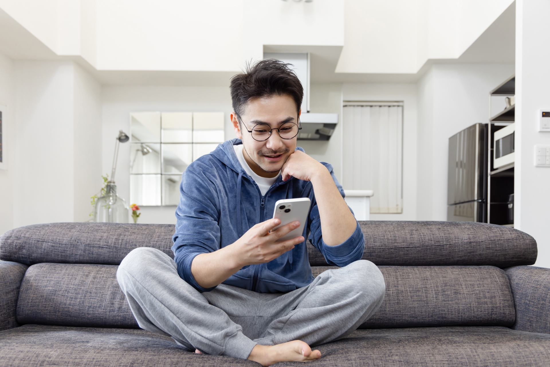 スマートフォンを使う男性