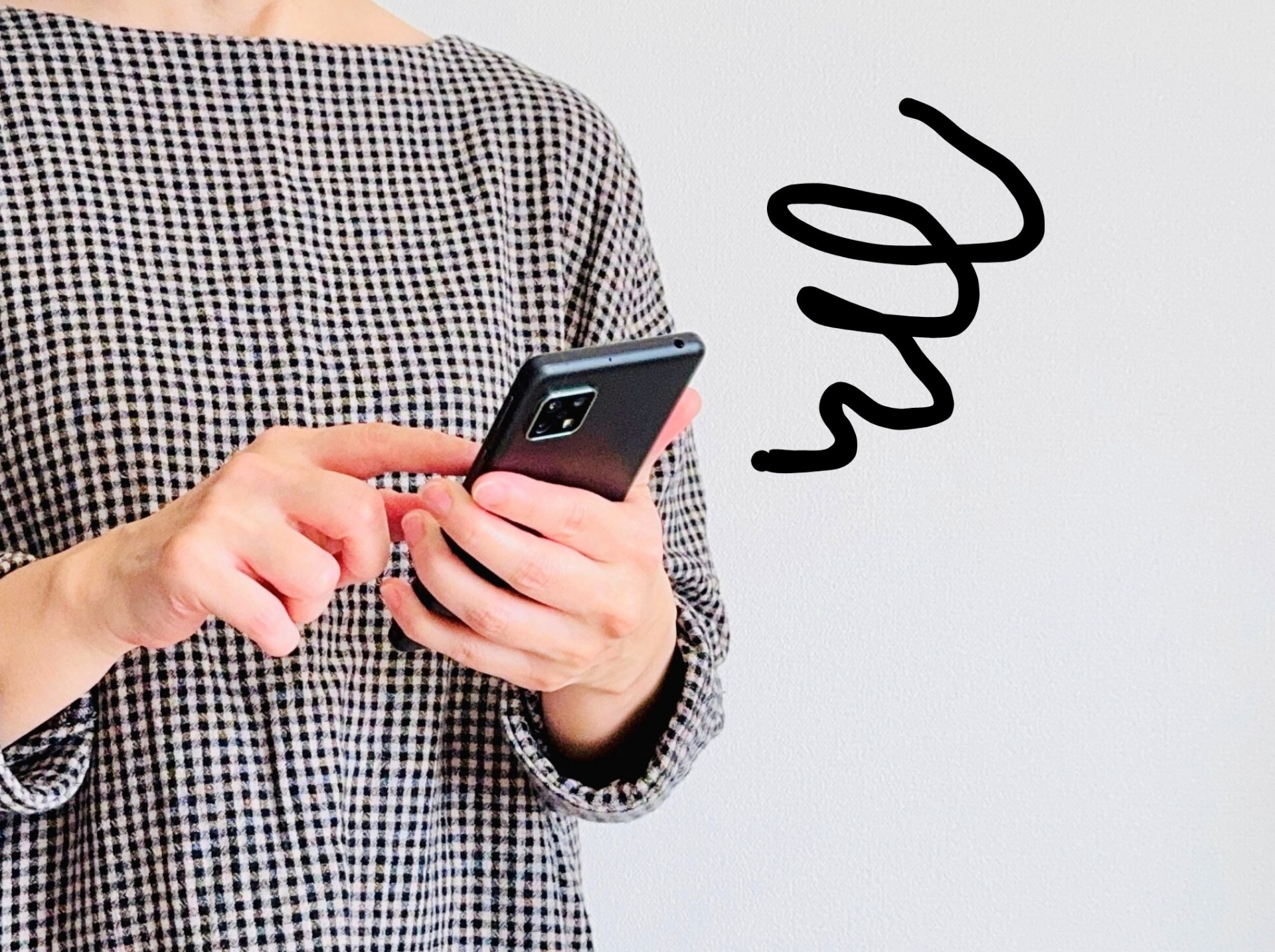 スマホの調子が悪くイライラする女性