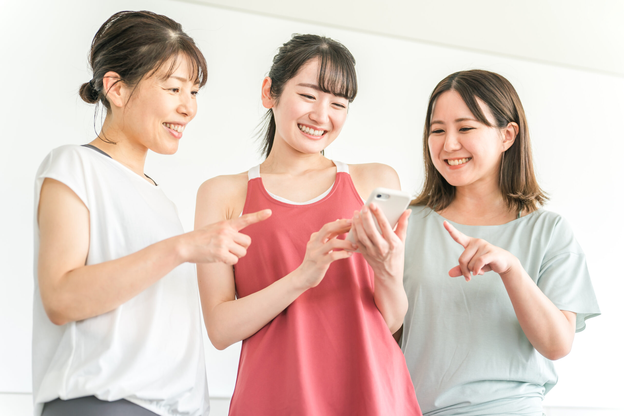 ジムでスマホのダイエットアプリを使う女性