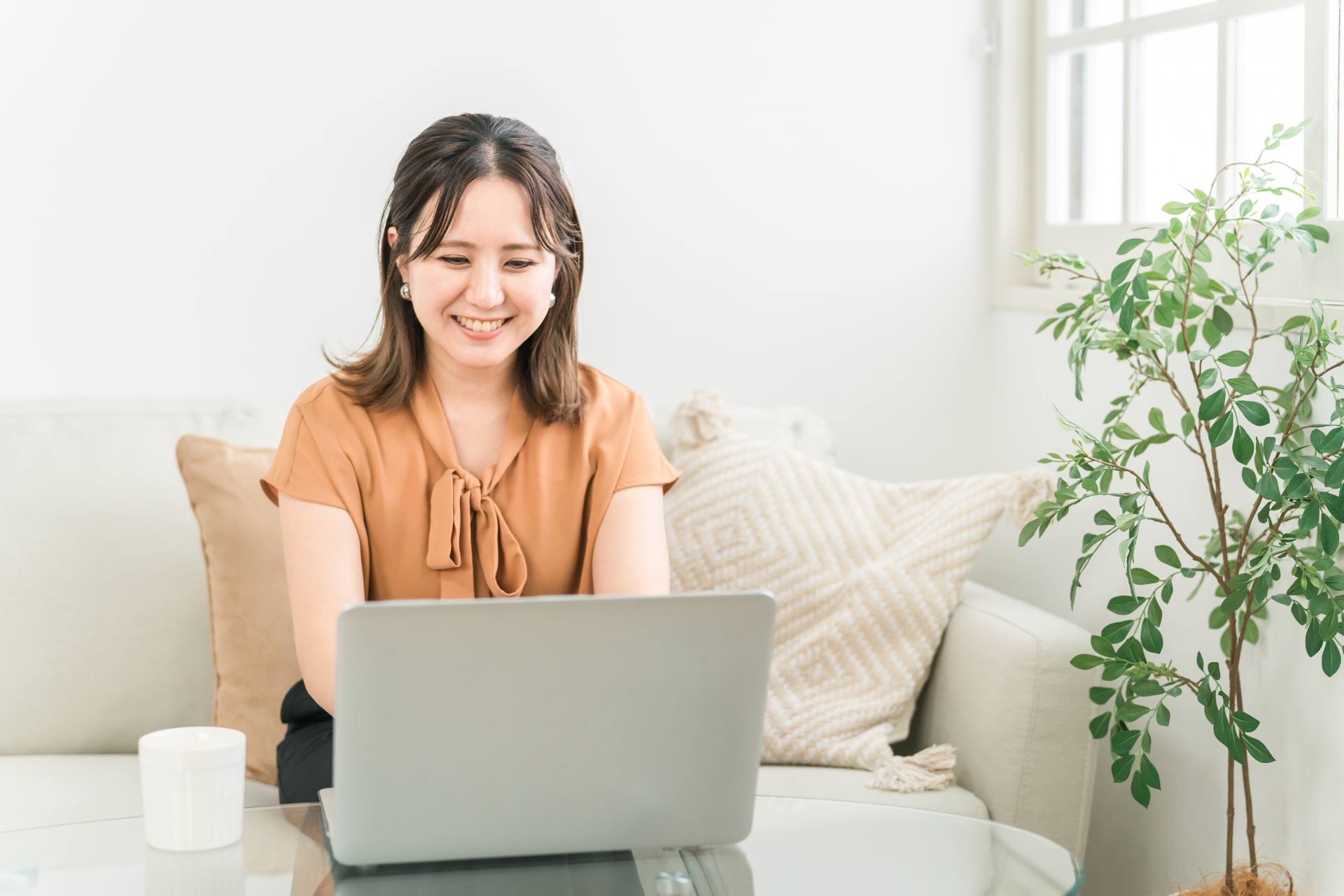 パソコンを使ってリモートワークをする女性