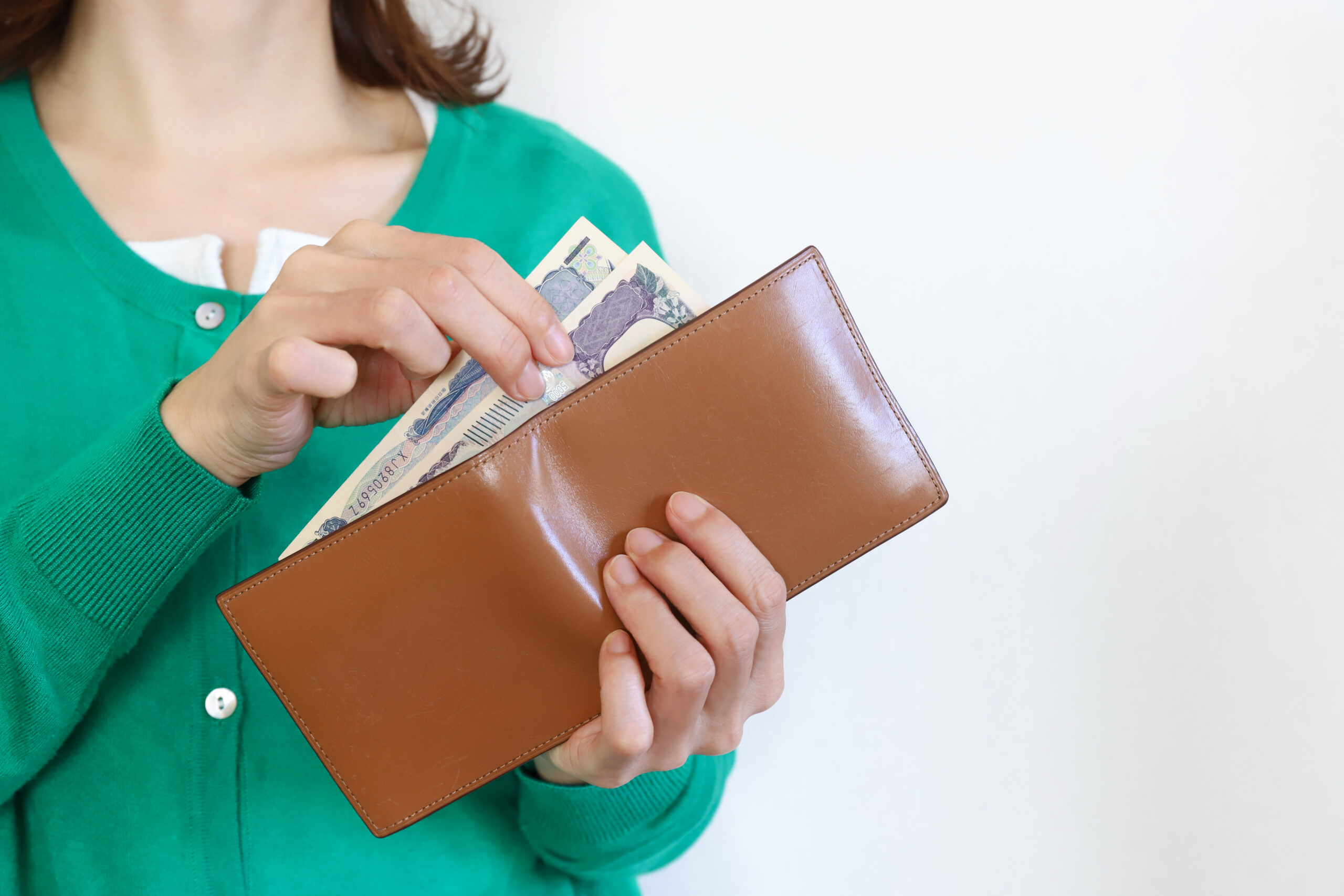 財布からお金を出す女性