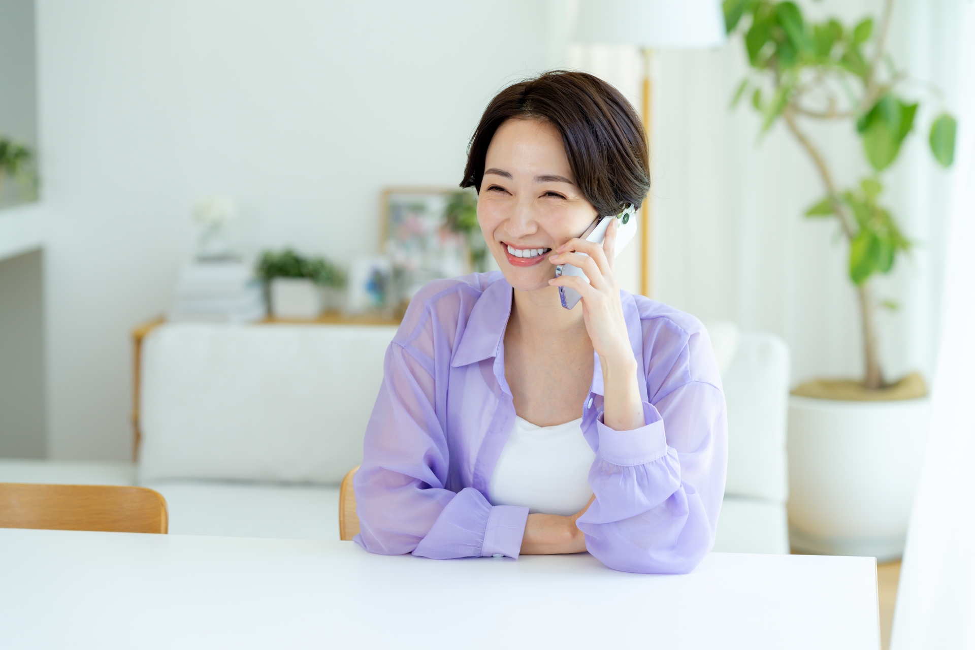 スマホで電話する女性