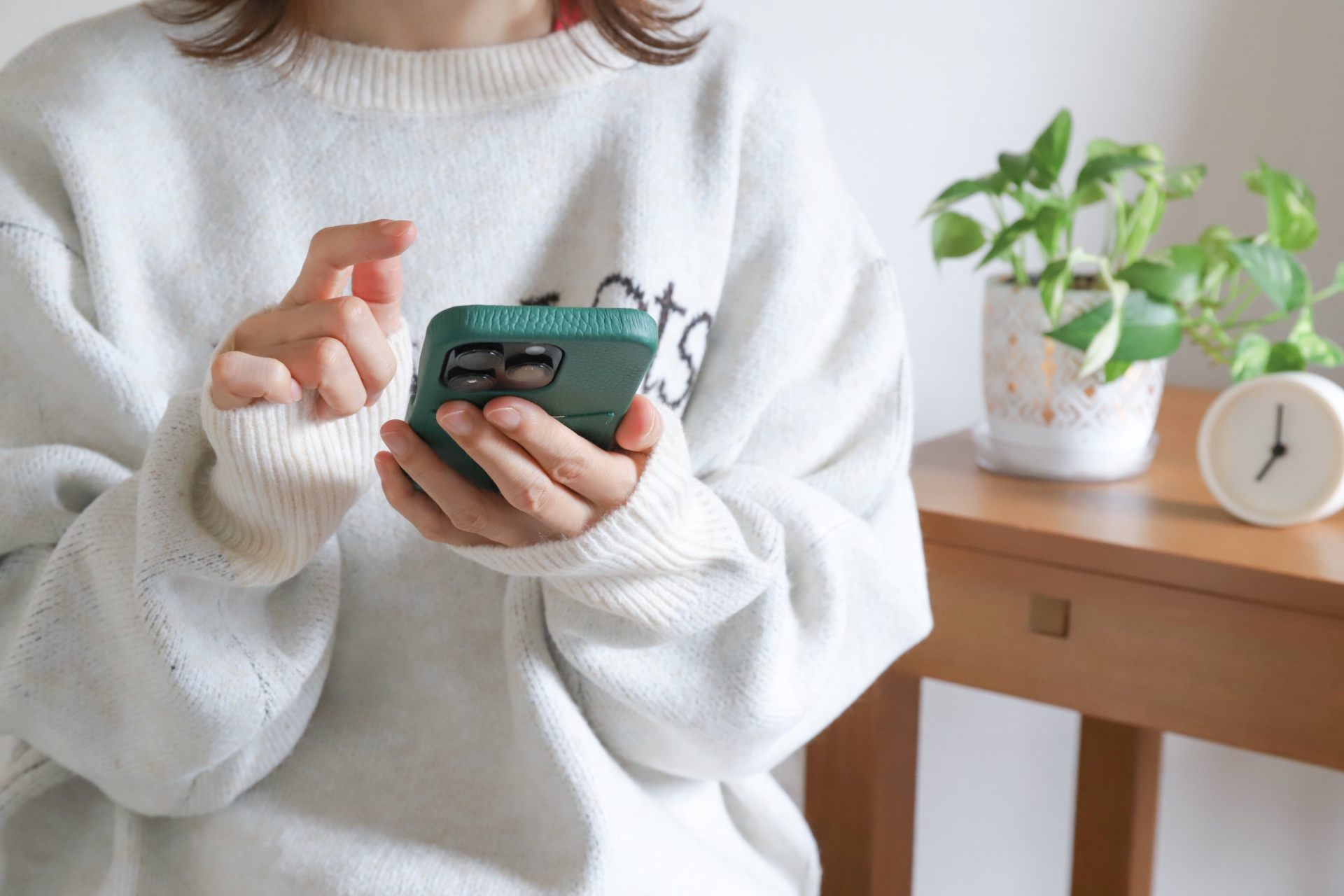 スマートフォンを使う女性