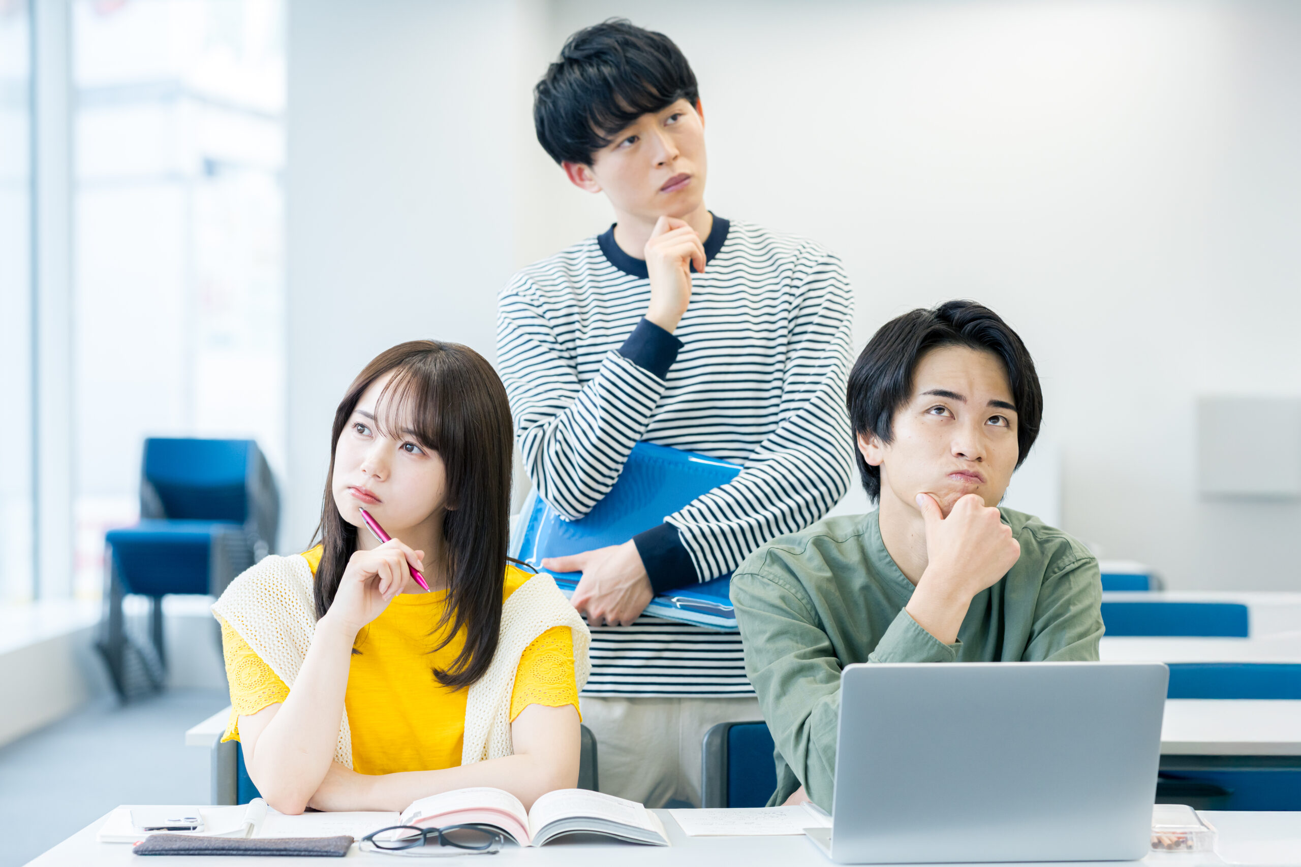 教室で悩む学生