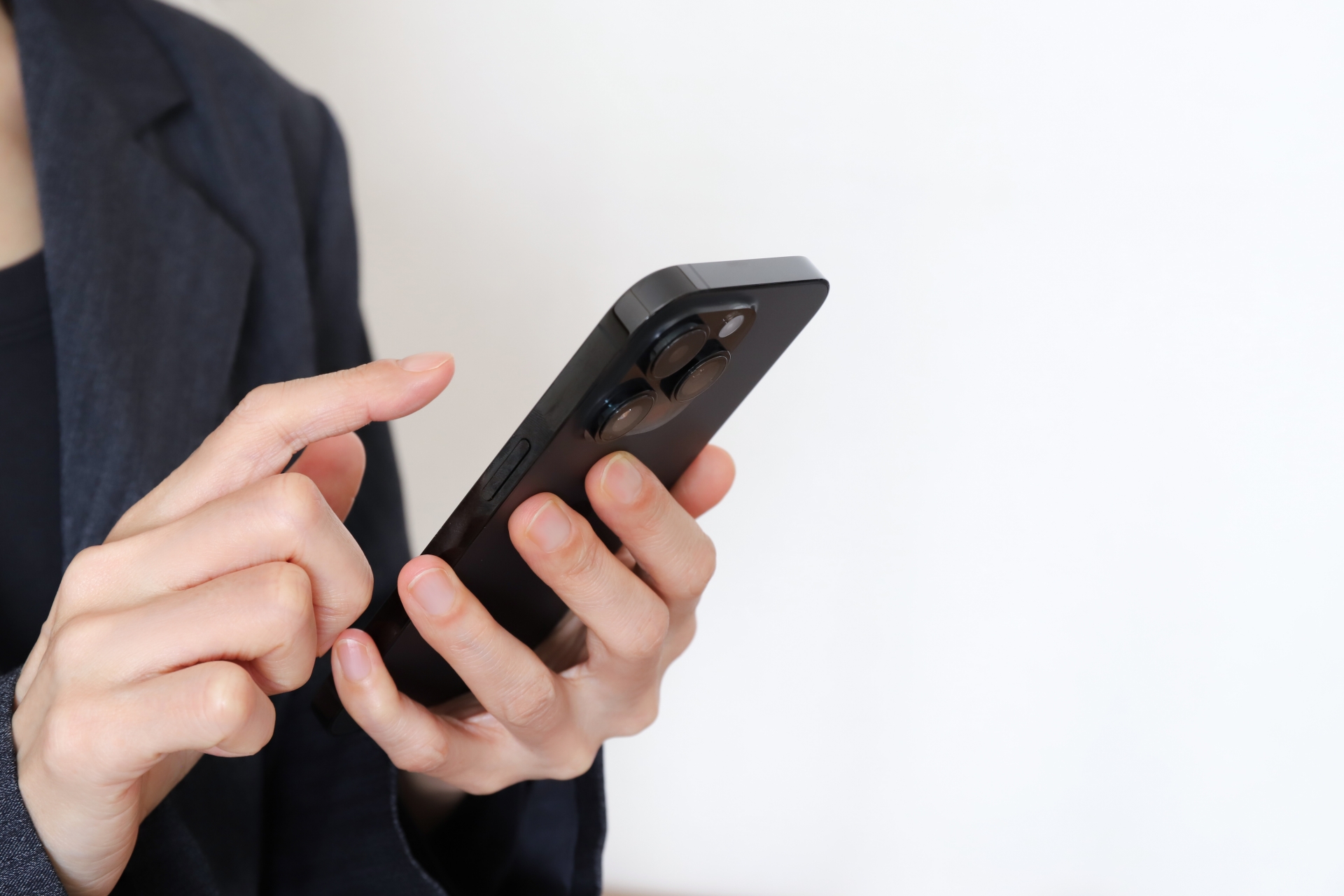 スマートフォンを使う女性