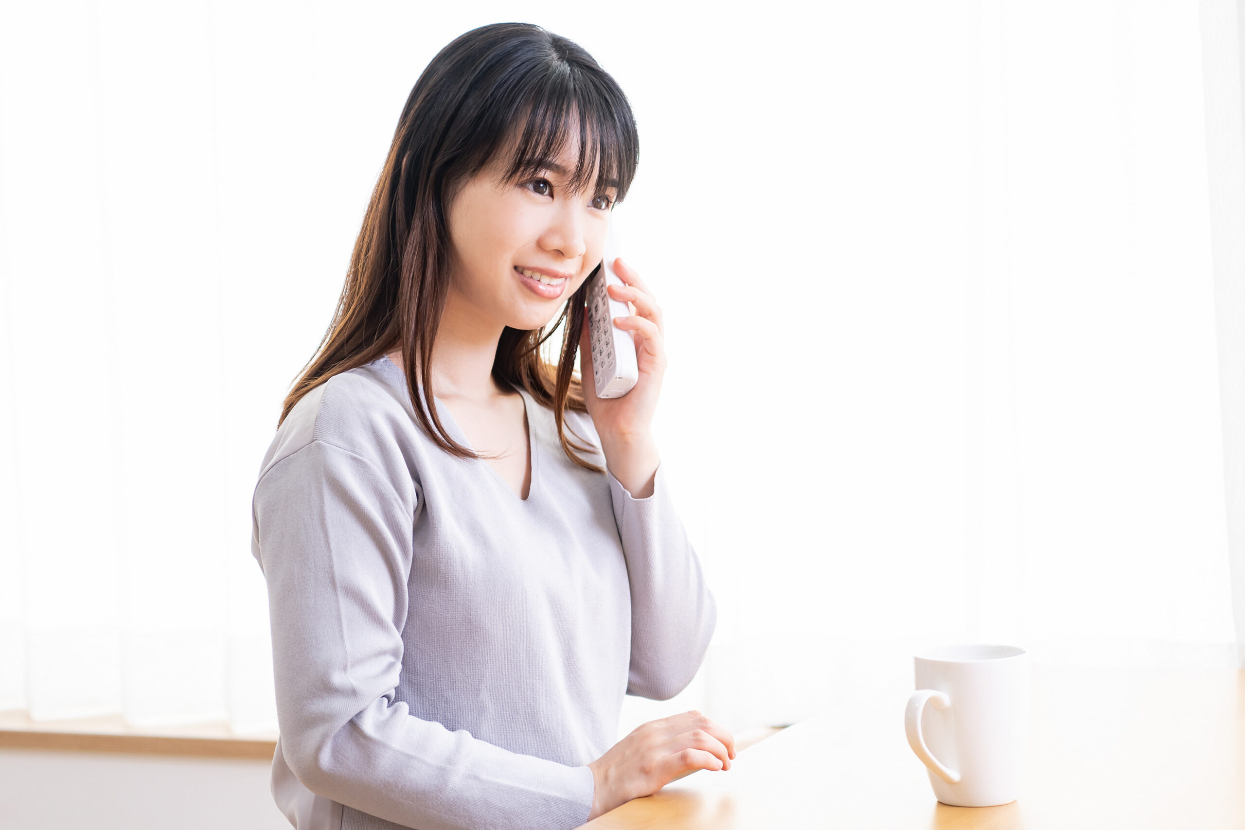 電話をする若い女性