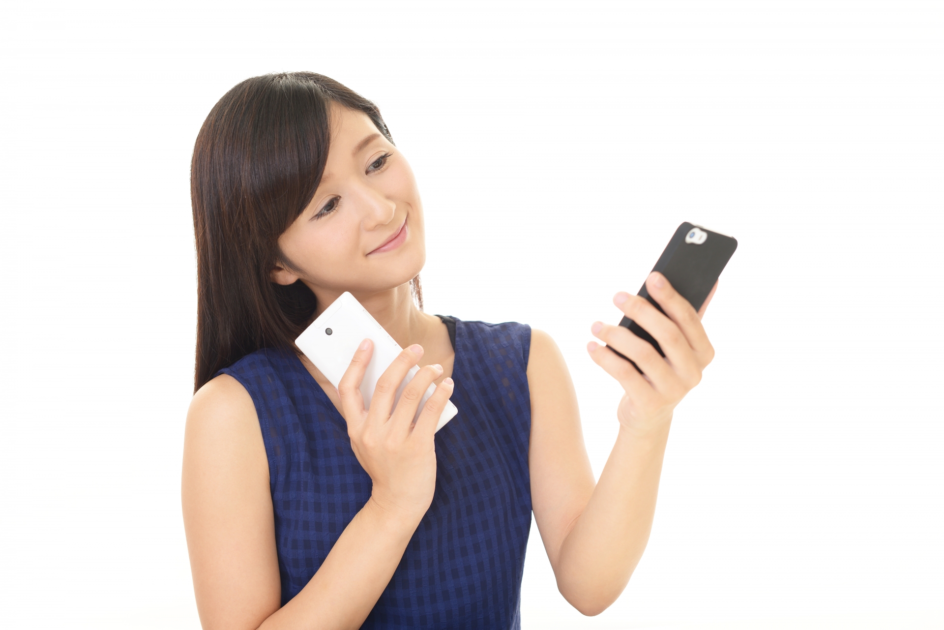 スマートフォンを持つ笑顔の女性