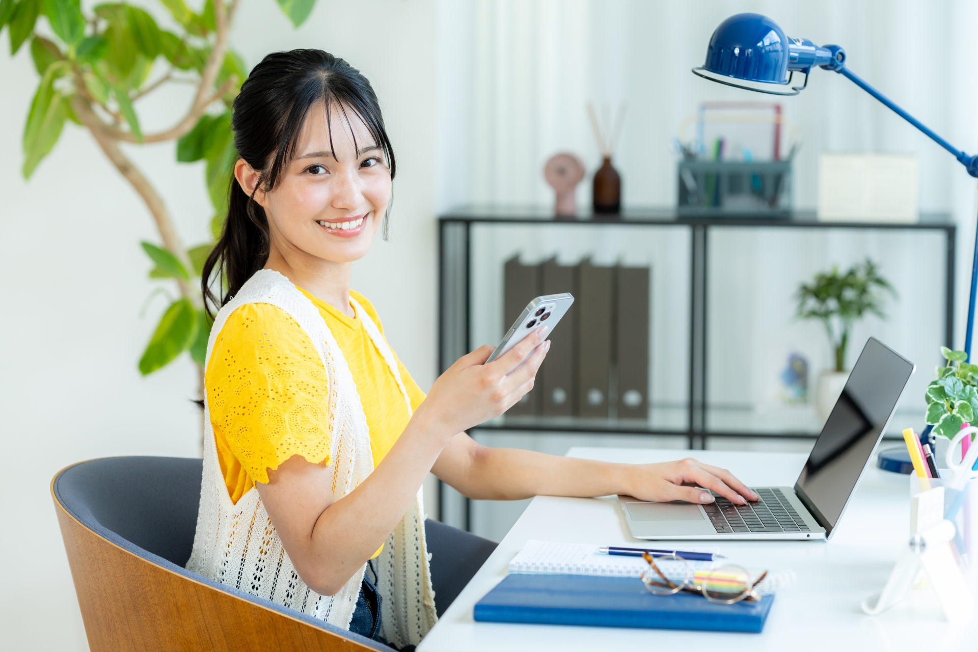 スマホを操作する若い女性