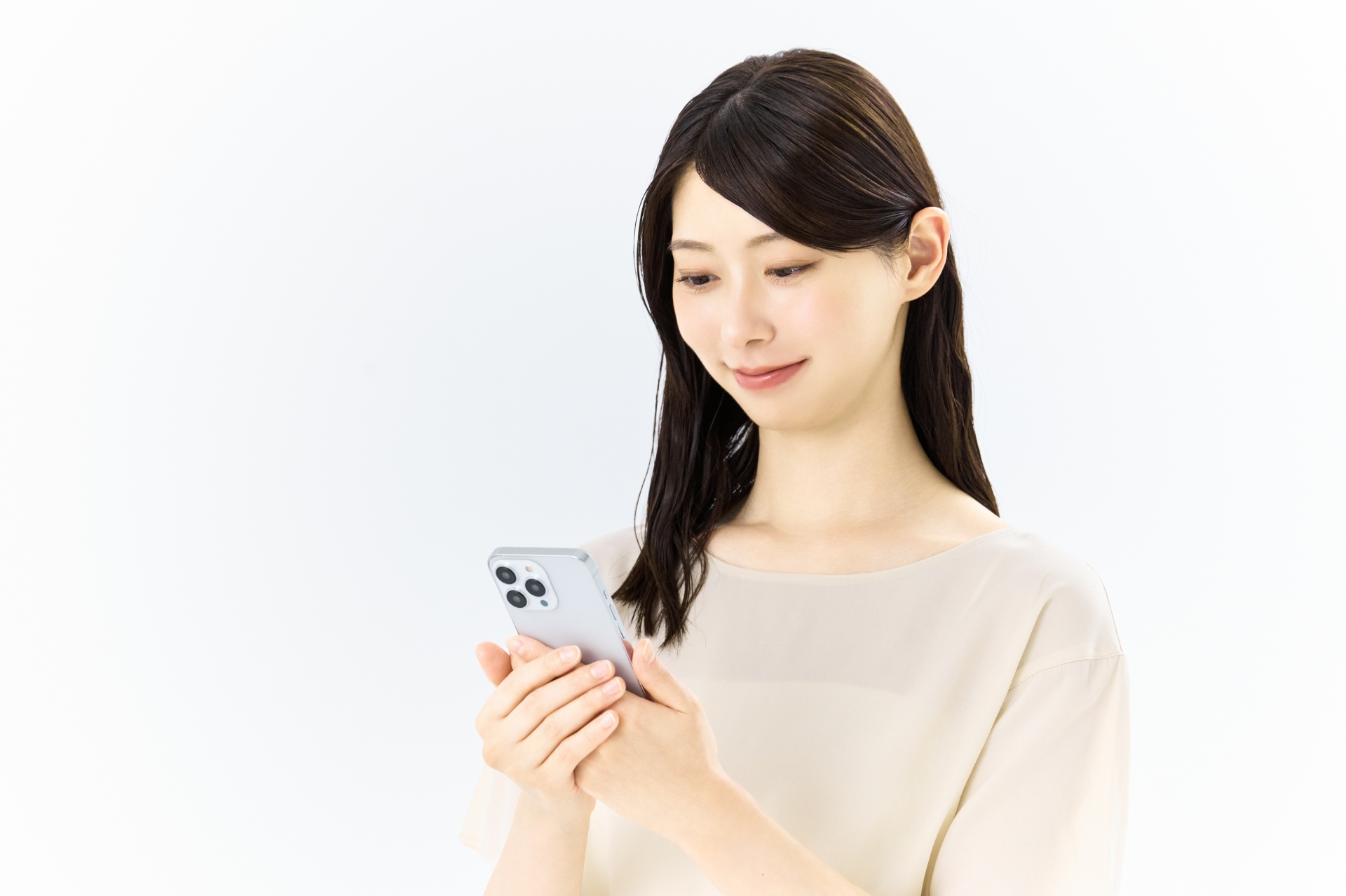 スマホを見る女性