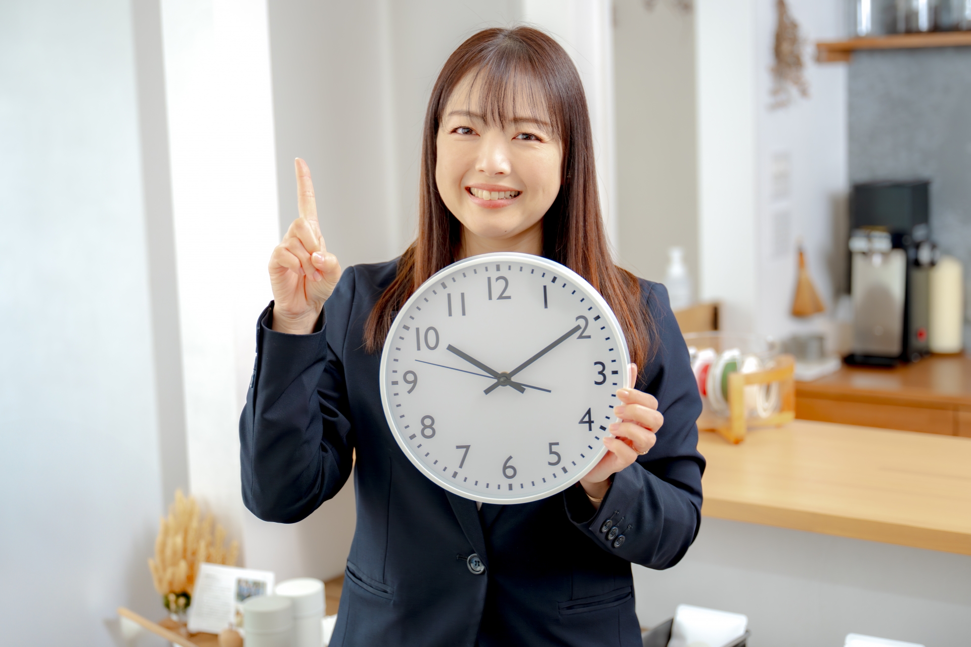 時計とビジネスウーマン