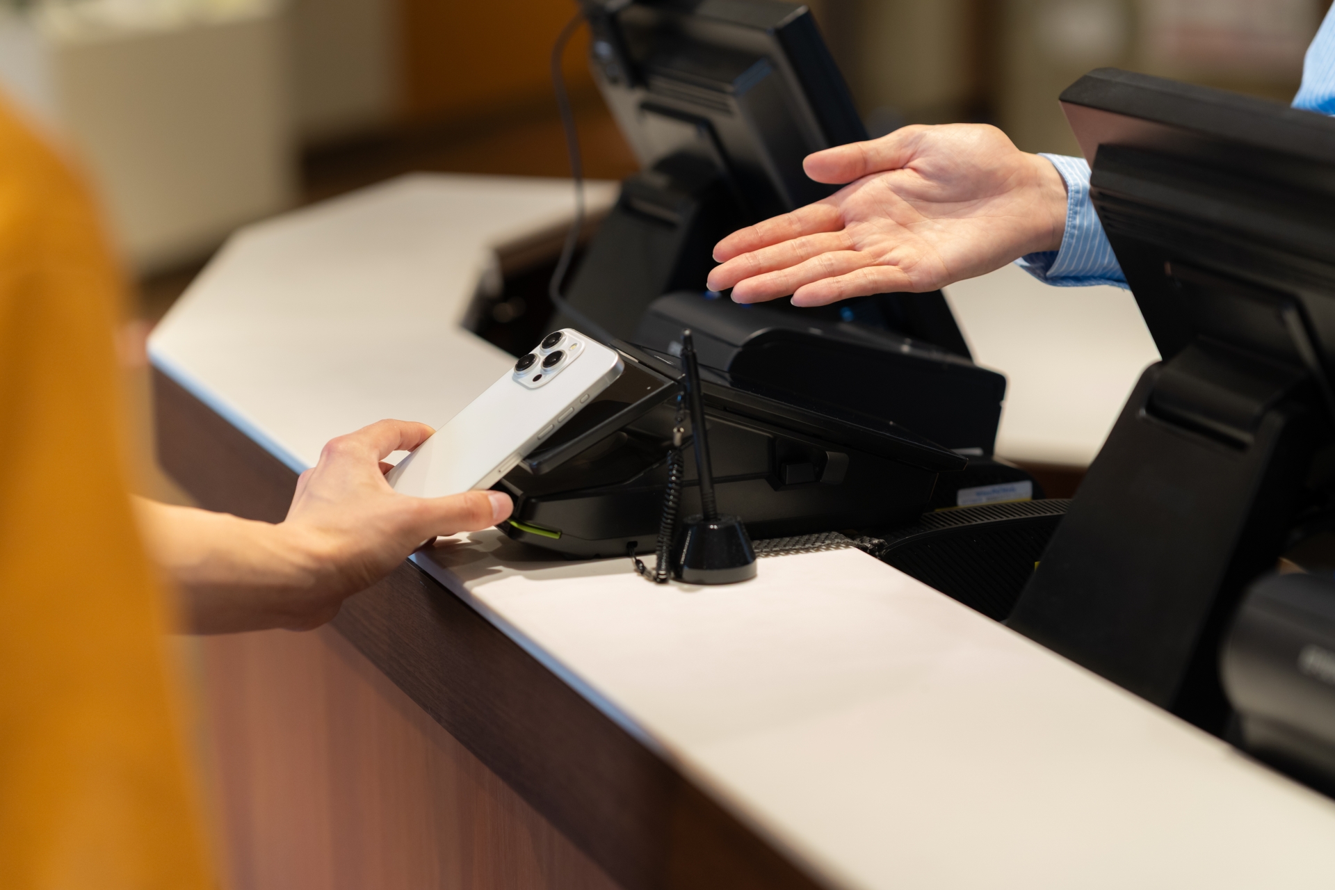 ショッピングをしてモバイル決済をする男性