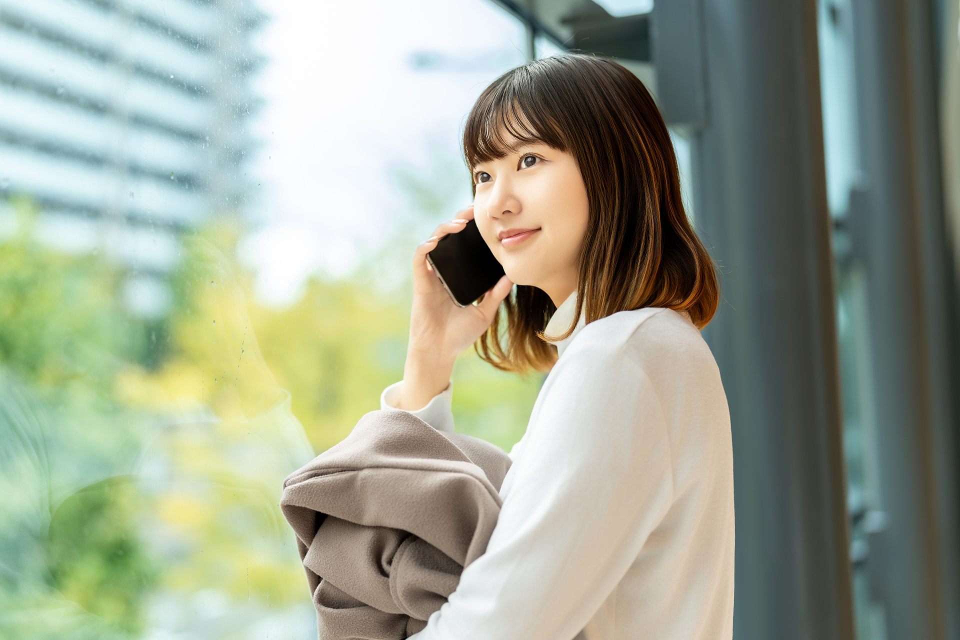 スマホで通話をする若い女性