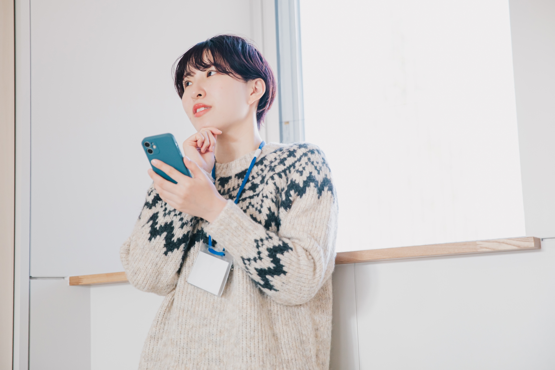 スマホを使う女性