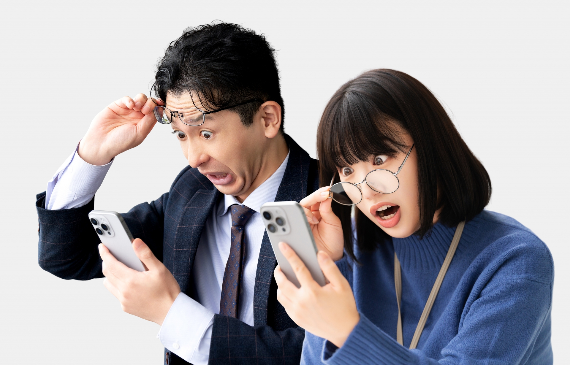 スマホを見て驚く男女