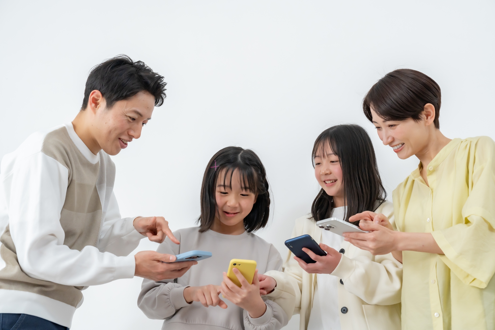 携帯を持つ家族