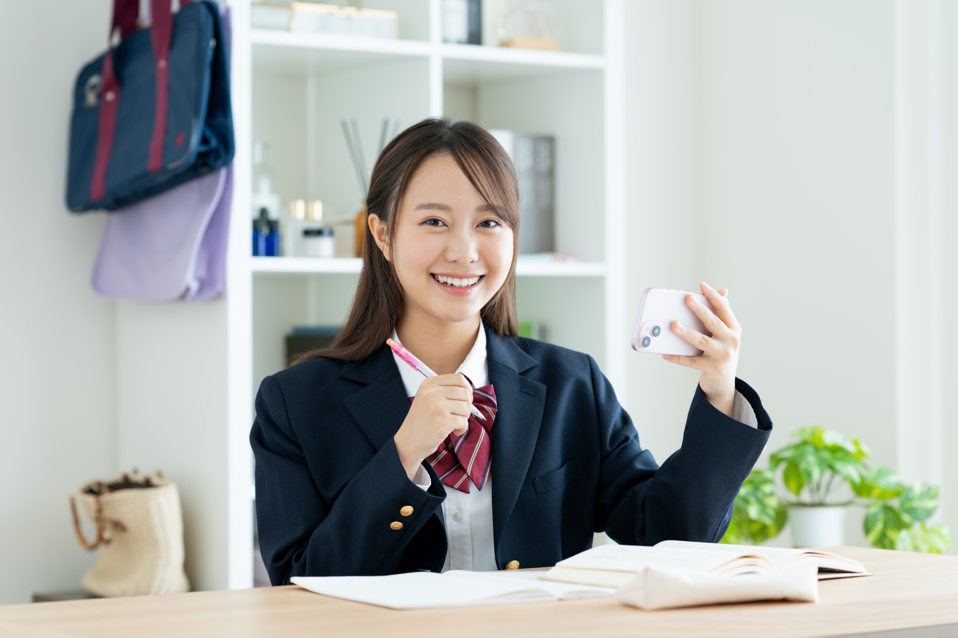 勉強する女子高生