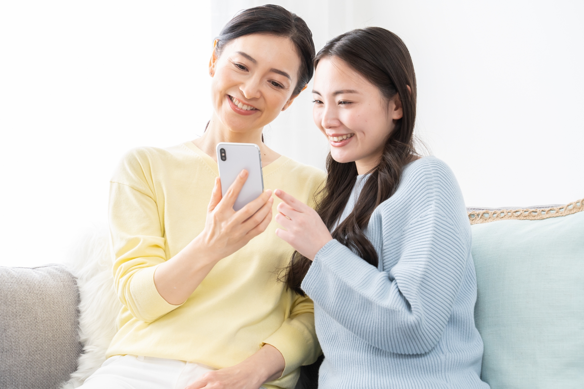 携帯を見る親子