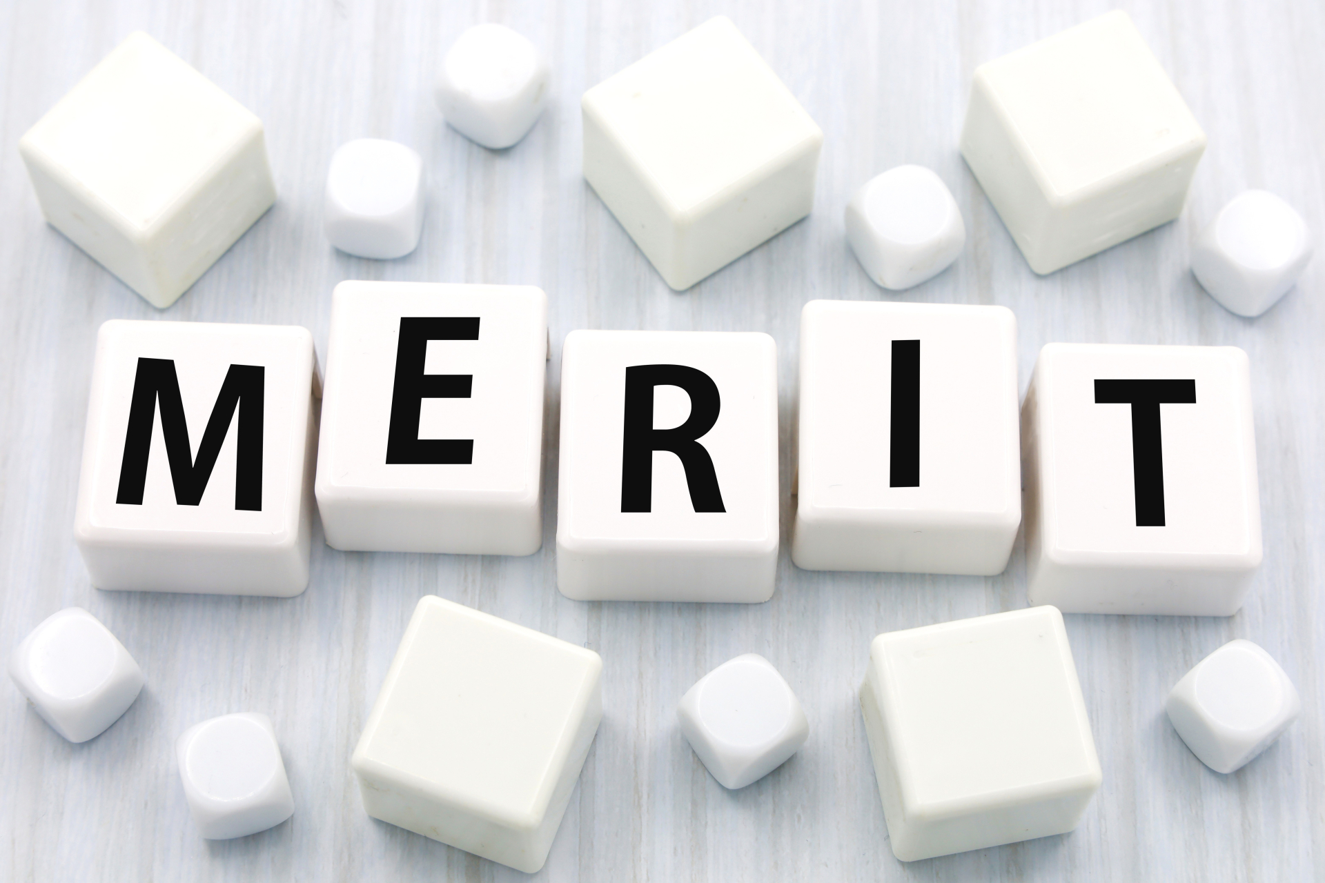 白いメリットの文字ブロック