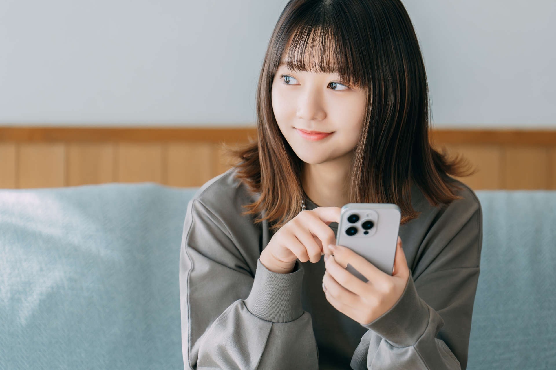 スマホを使う女性