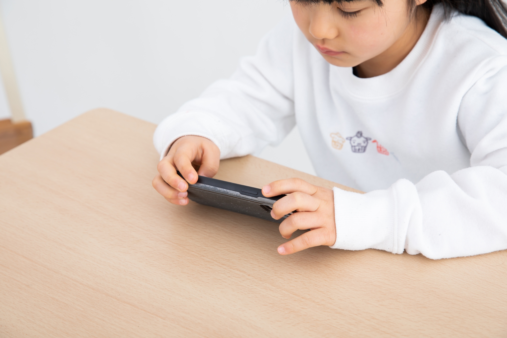 スマートフォンをみる女の子