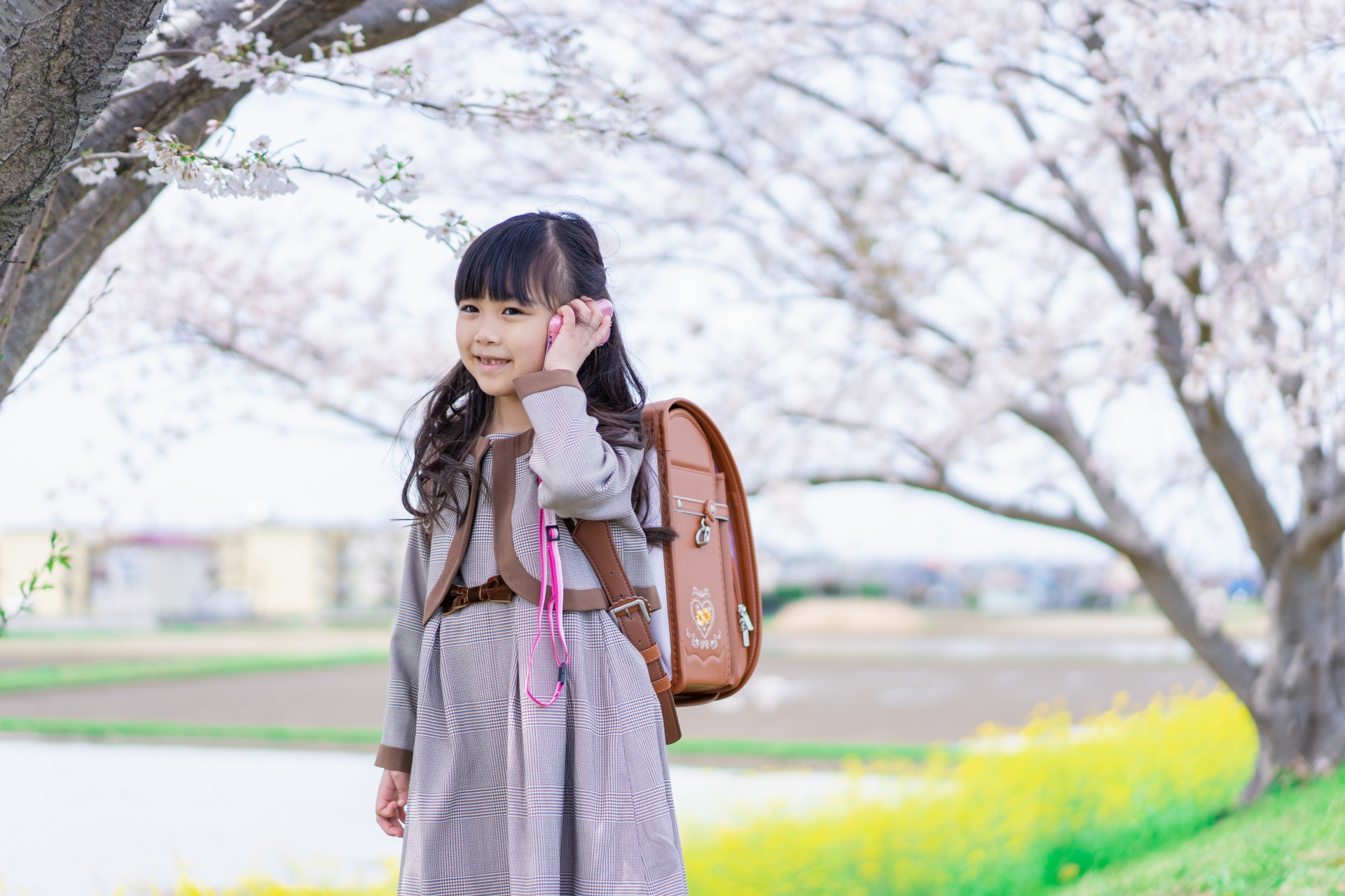 小学生は何歳から携帯を持っている？携帯を持つ目的や注意点、格安SIMについても解説