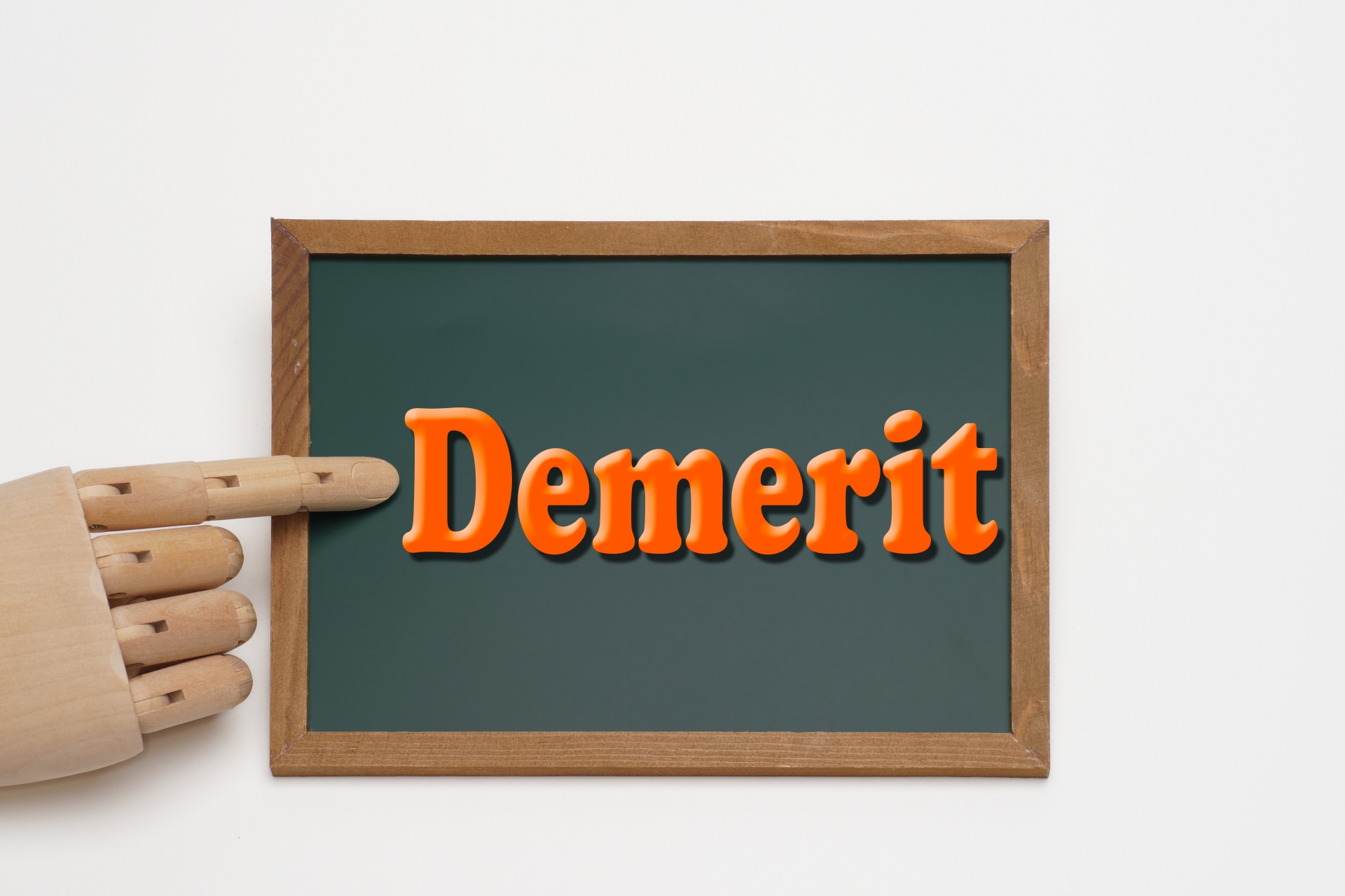 黒板にDemeritの文字とマネキンの指