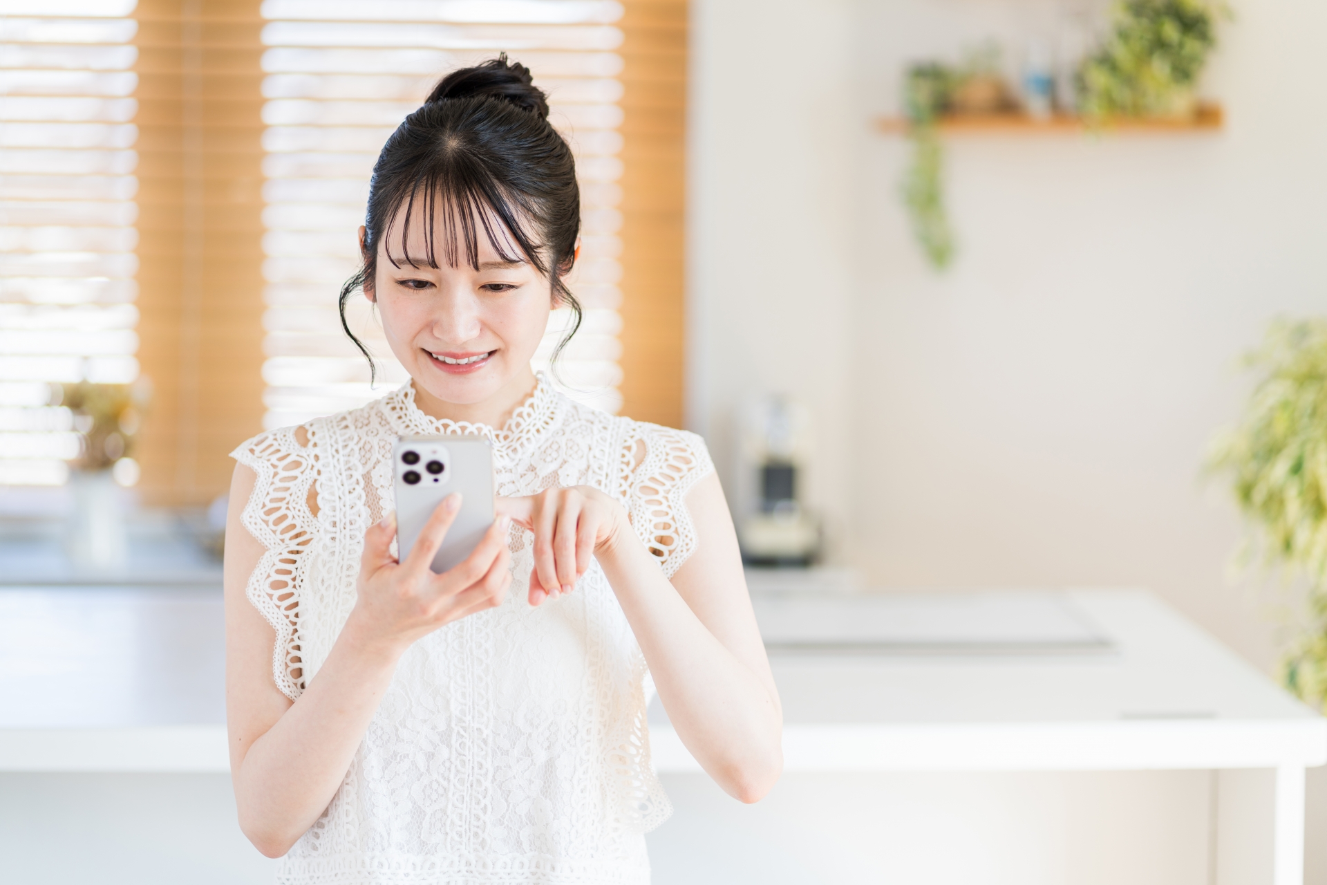 スマートフォンを操作する若い女性。