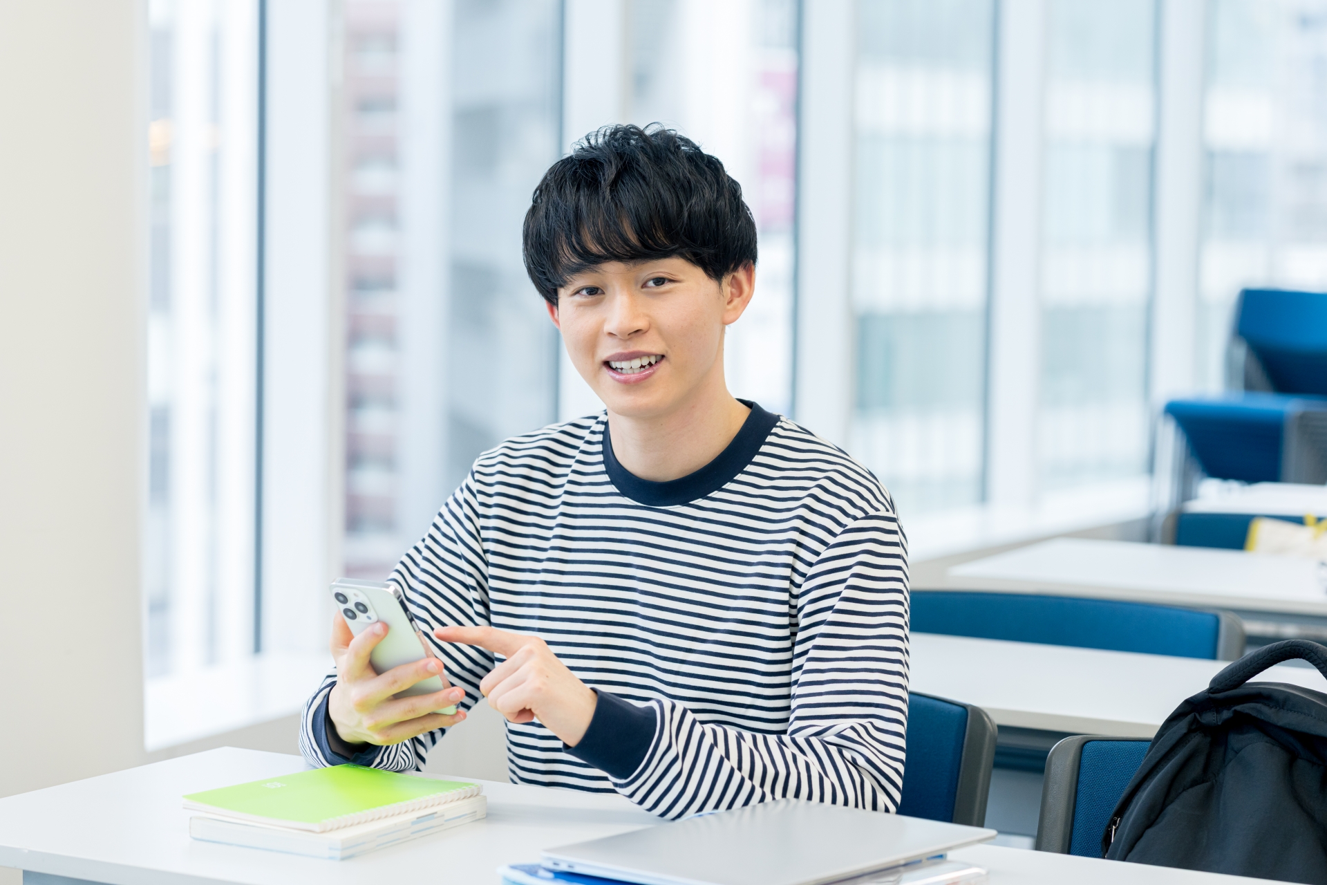 スマホを指差す男性