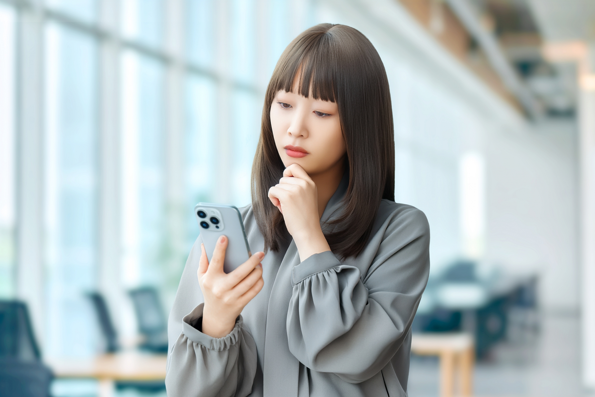 スマホを見ながら考える人