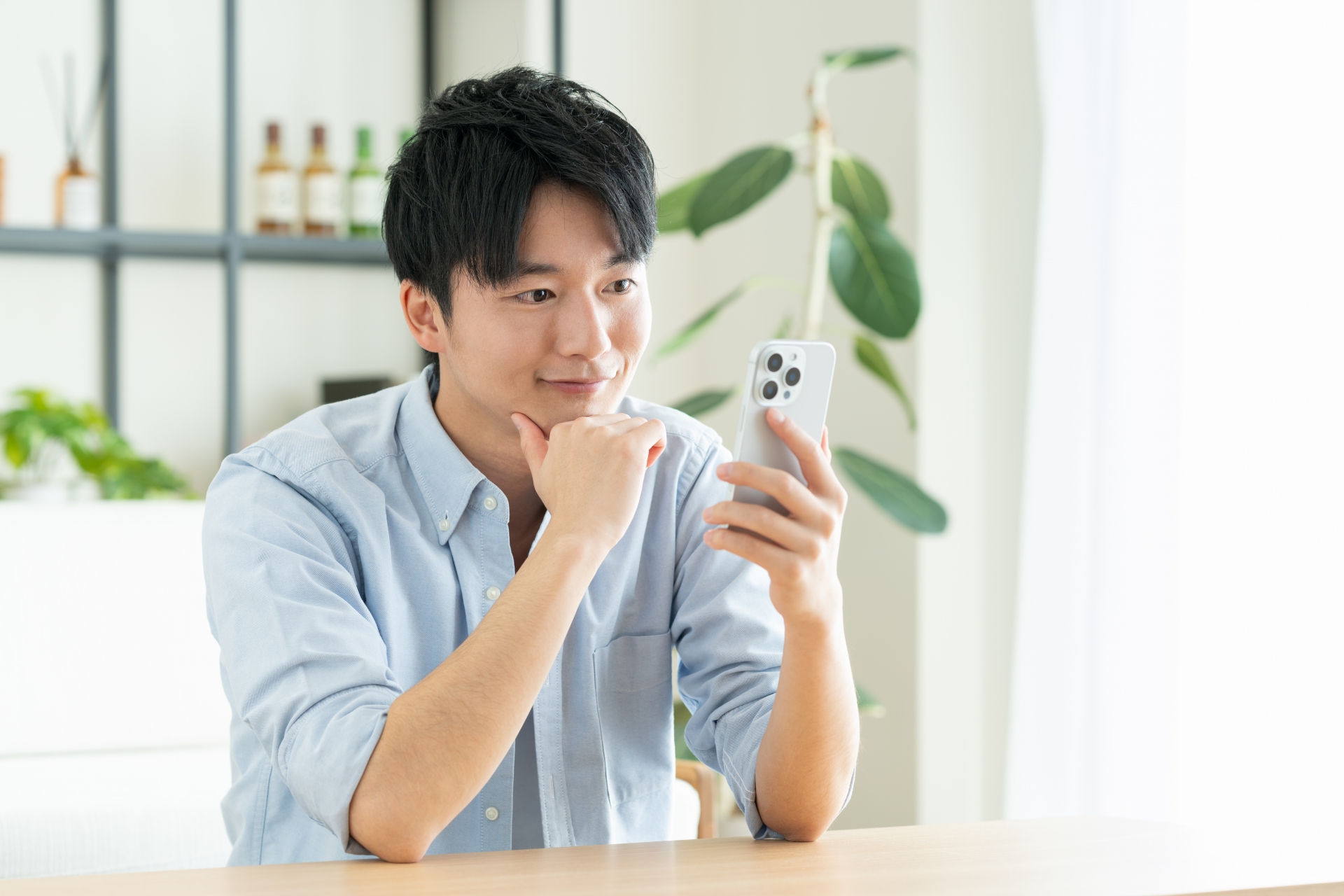 スマホを見る男性