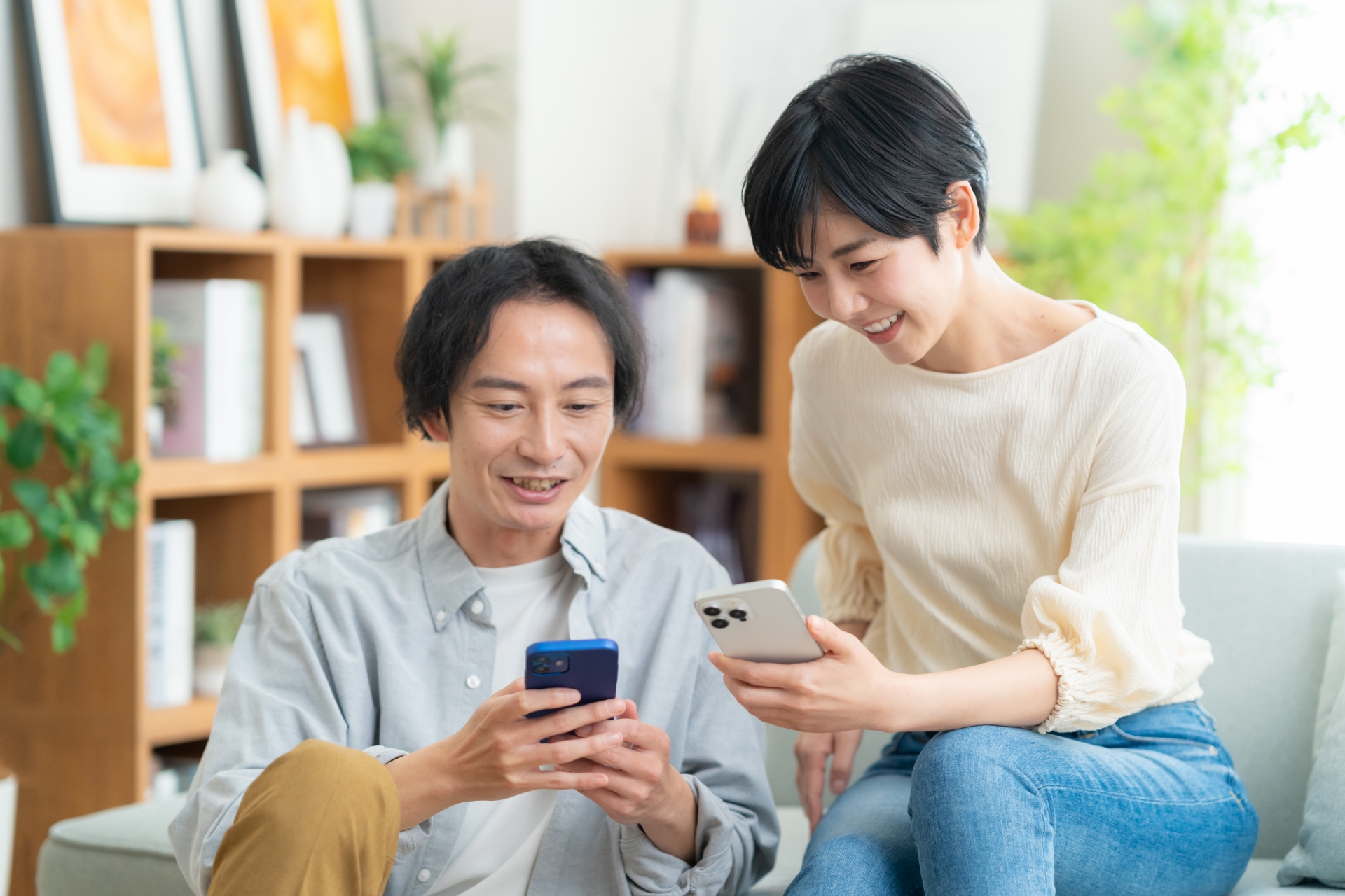 リビングでくつろぐ若い夫婦