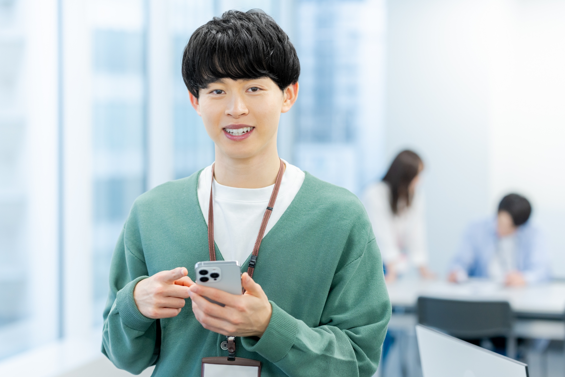 オフィスでスマホを使うビジネスマン