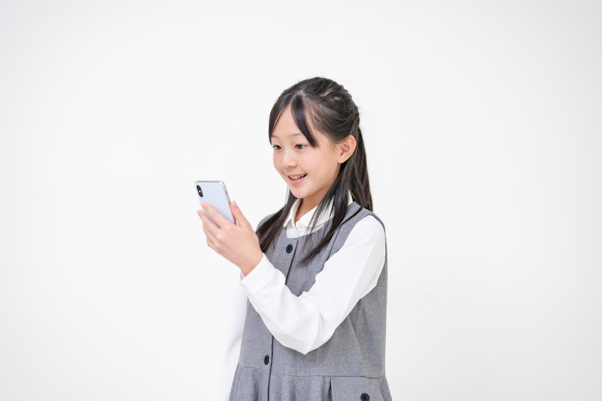 スマホを持つ子ども