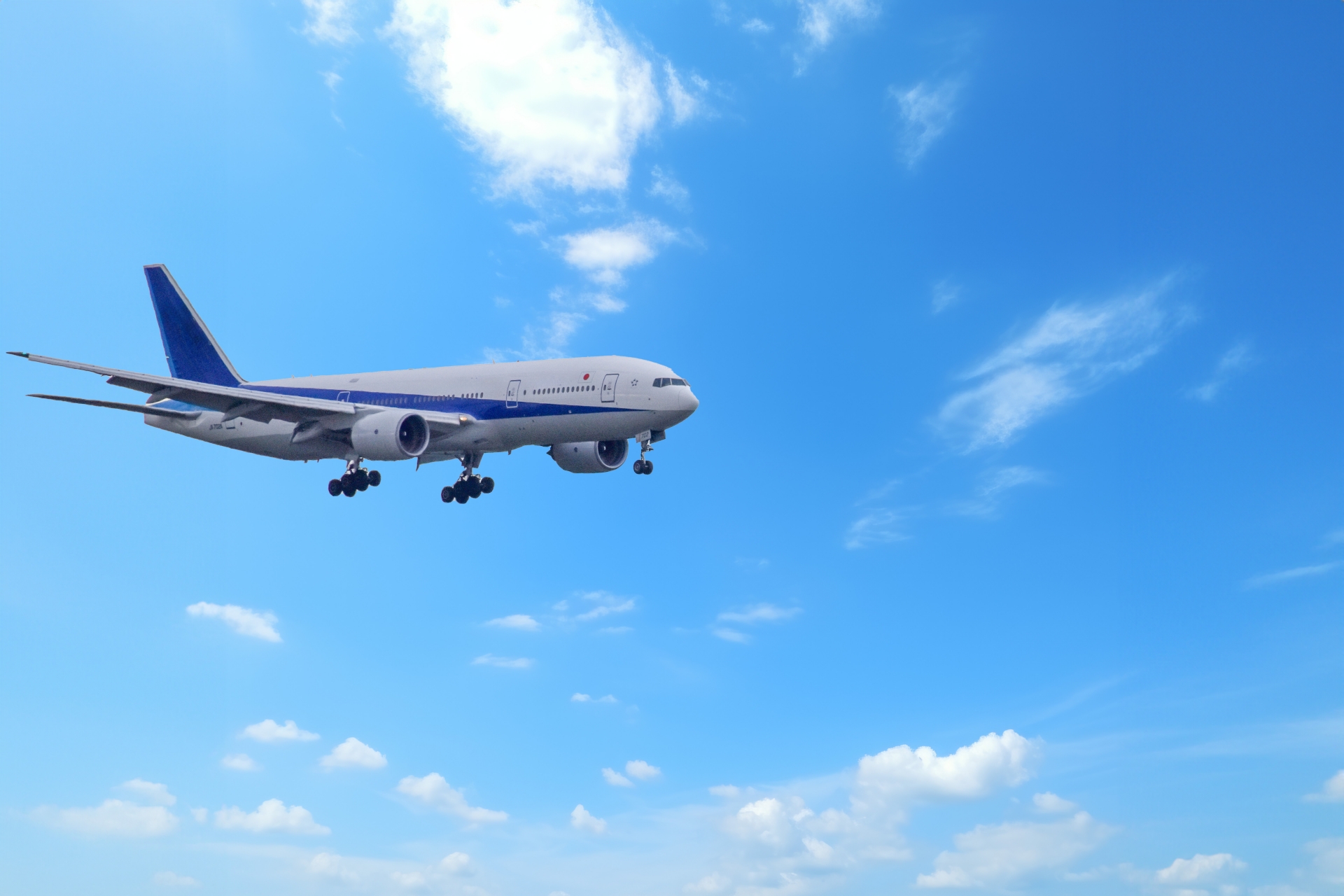 空を飛ぶ飛行機