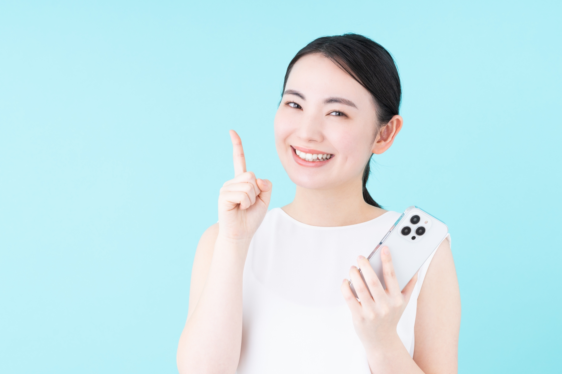 スマホでおすすめする若い女性
