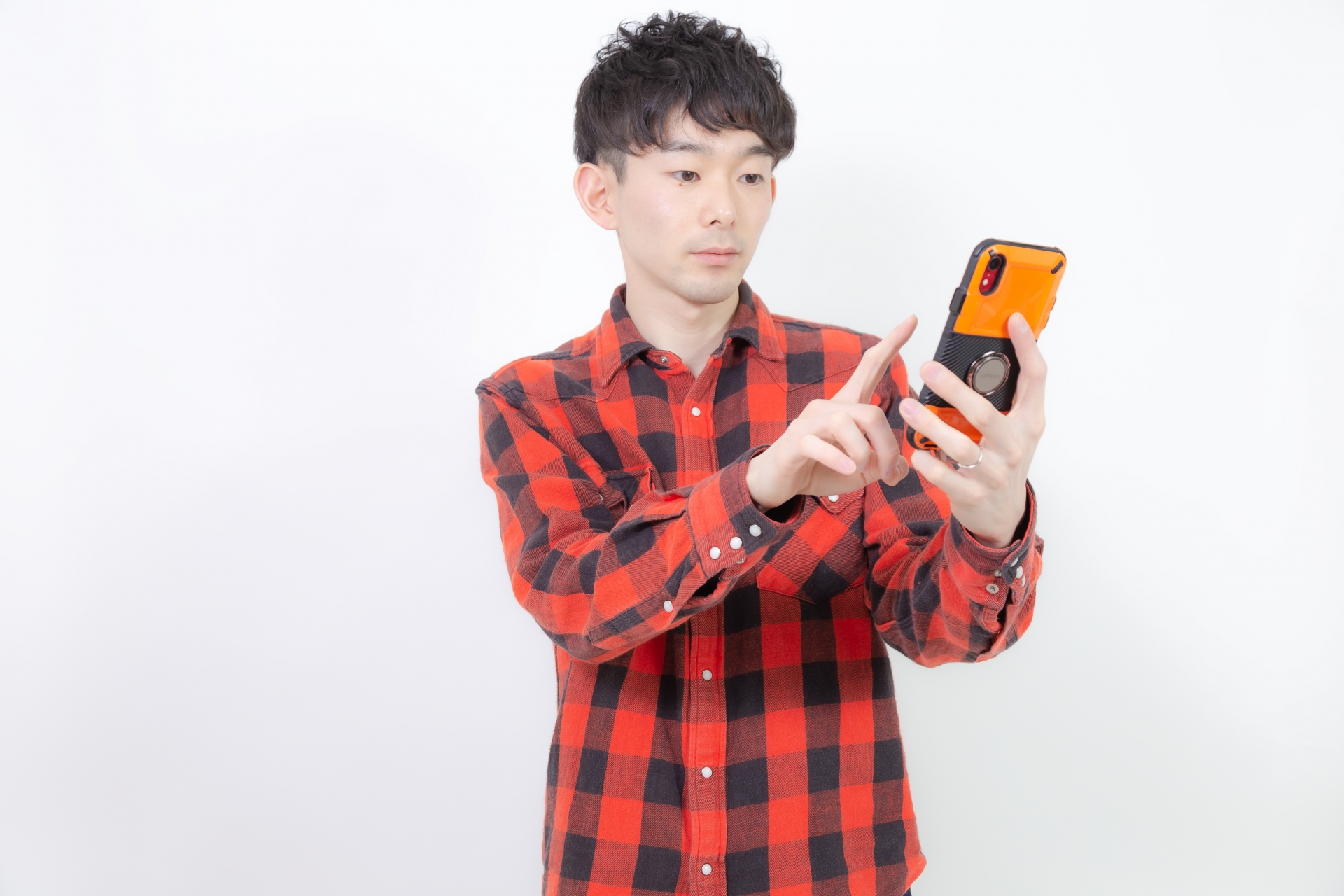 スマホを操作する男性