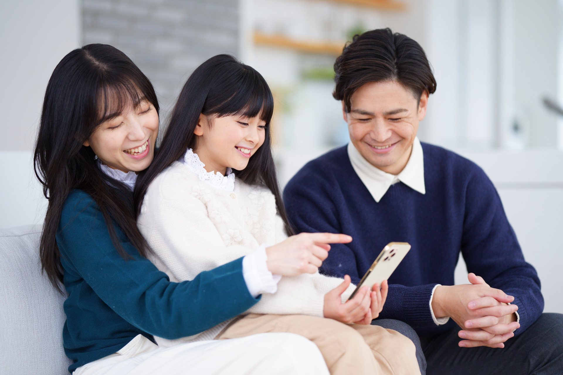 携帯を見る家族