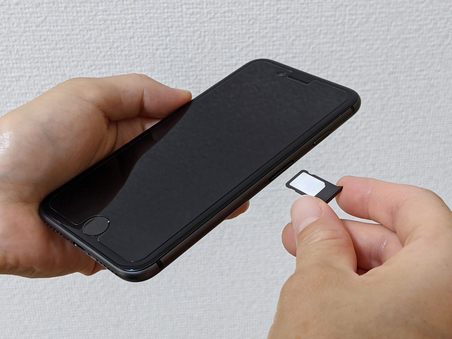 SIMカード挿入イメージ