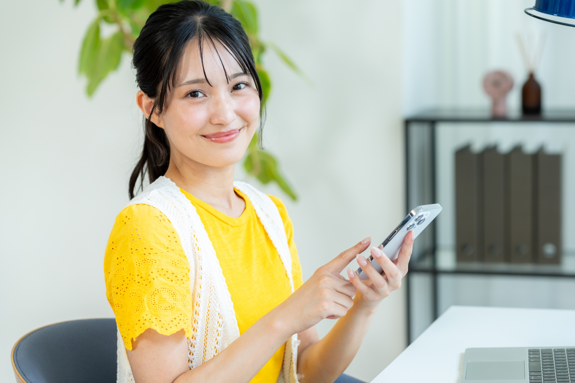 スマホを操作する女性