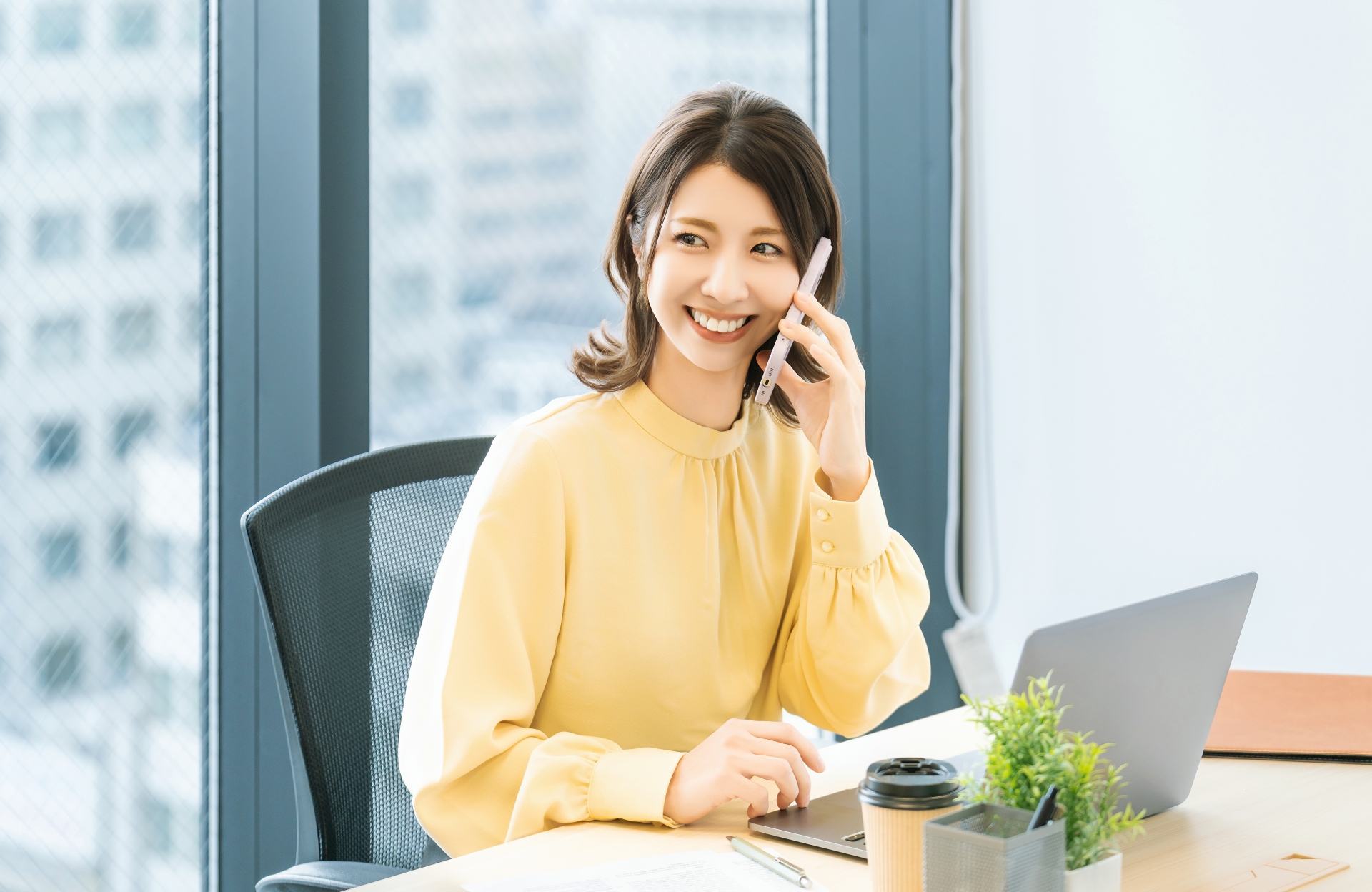 スマホで話す笑顔の女性