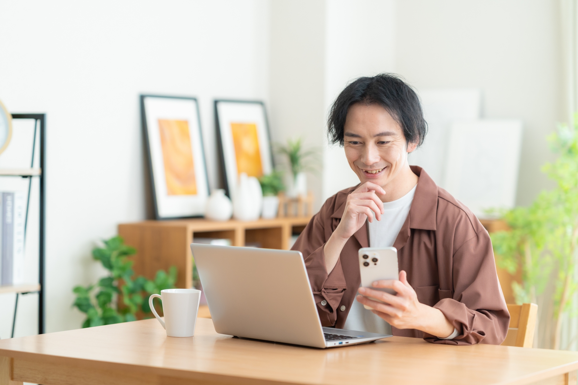 リビングでパソコンを見る若い男性