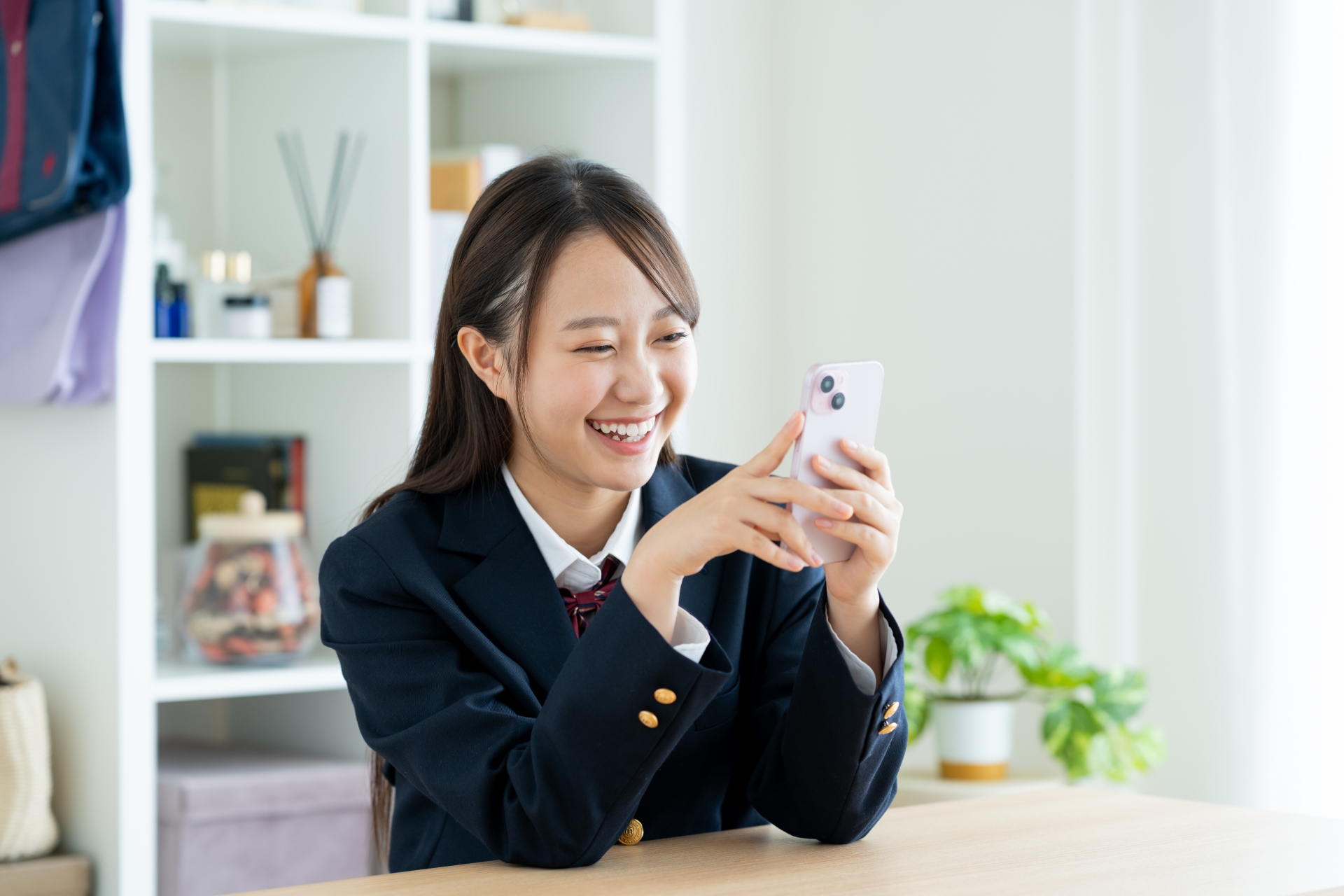 スマホを見る女子高生