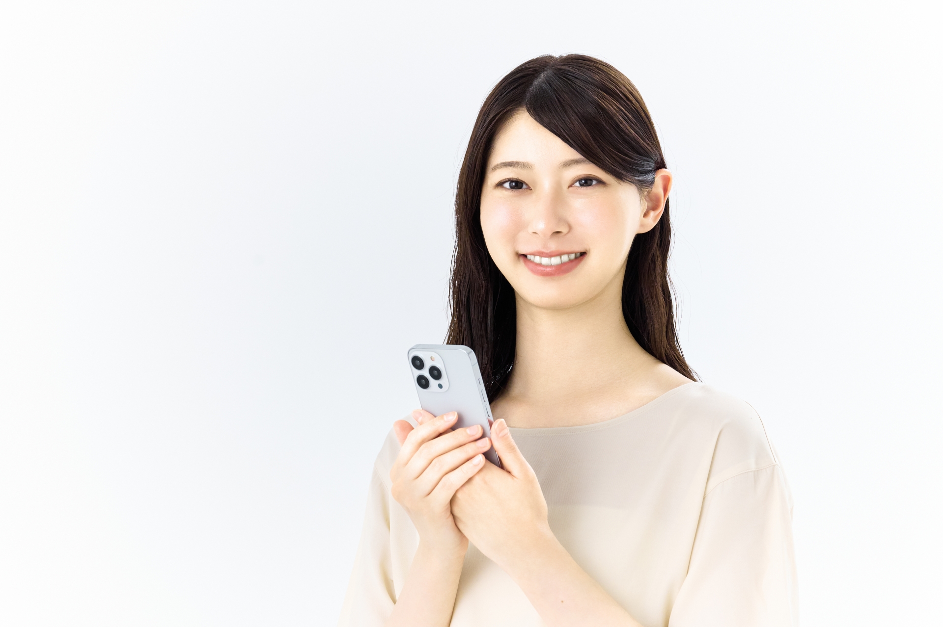 スマホを持つ笑顔の若い女性