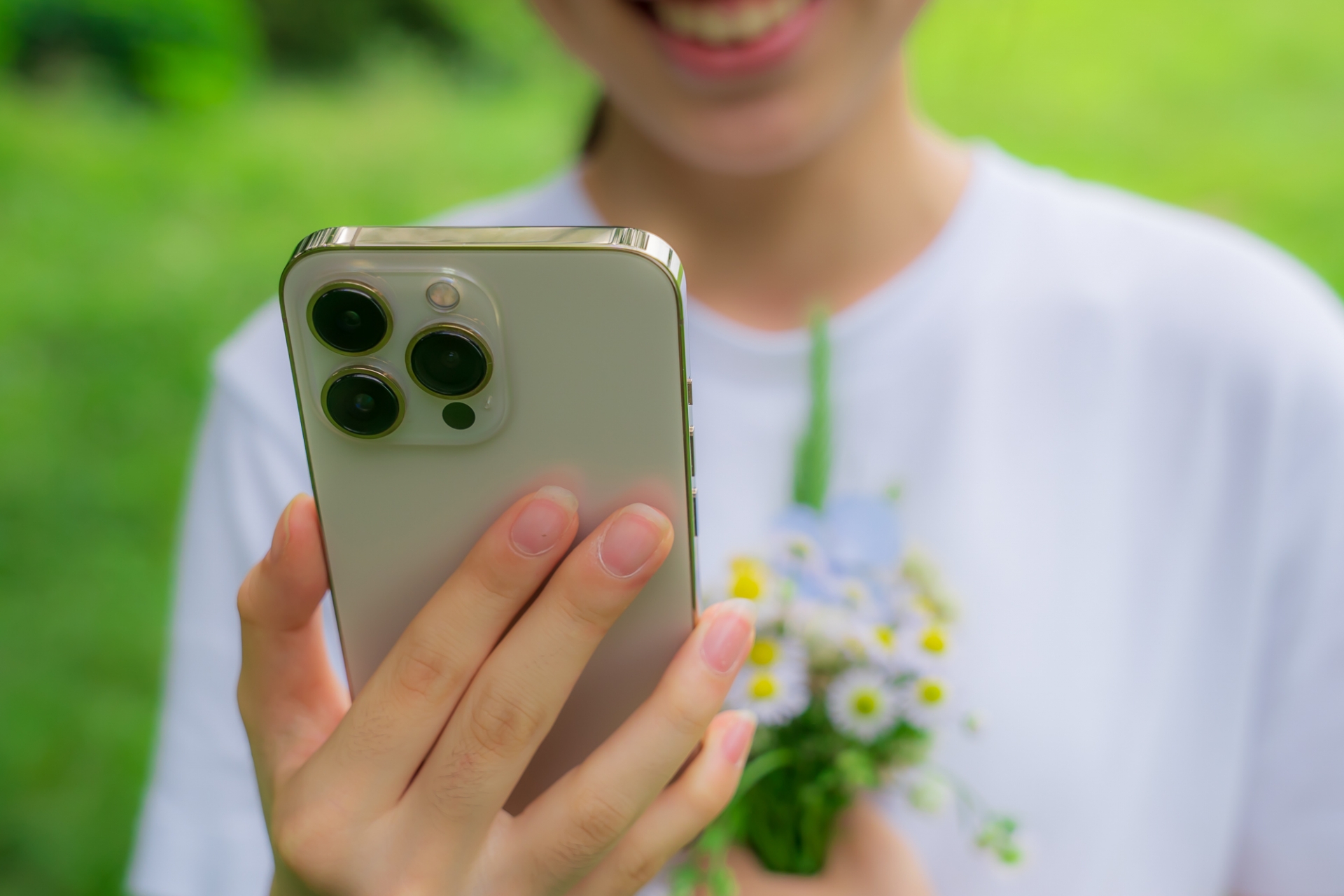 スマホを片手に笑顔の女の子