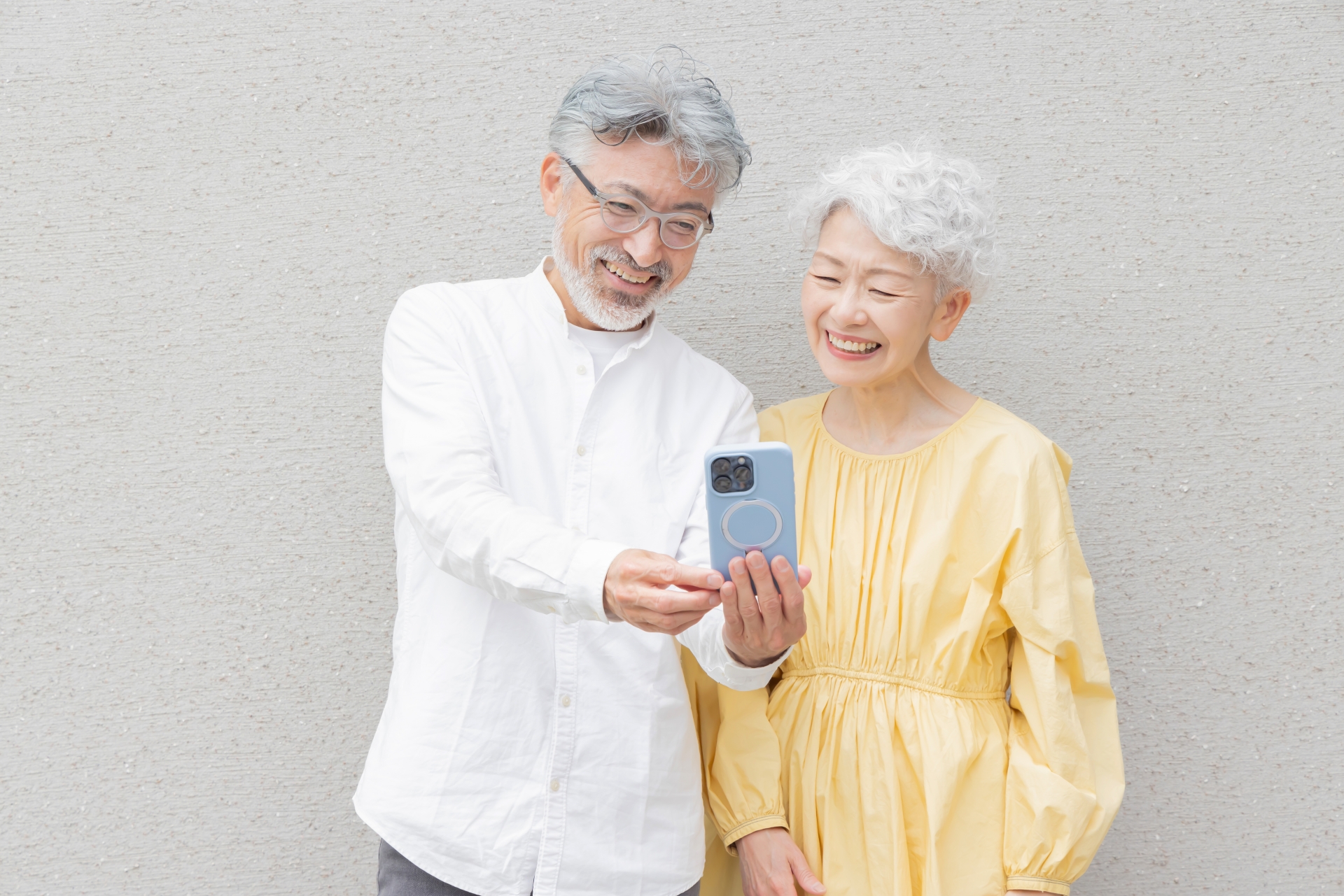 シニア用スマホの特徴は？携帯するメリットや選び方、注意点をわかりやすく解説