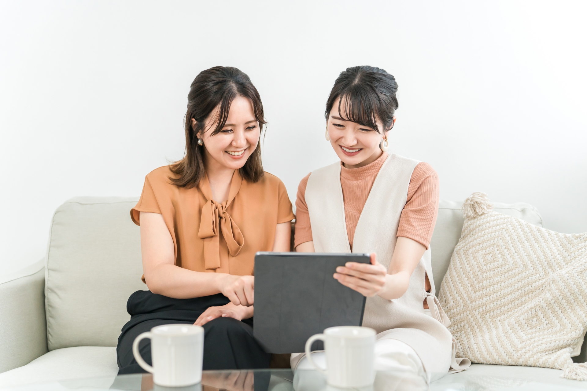 タブレットでショッピング,動画を見る女性