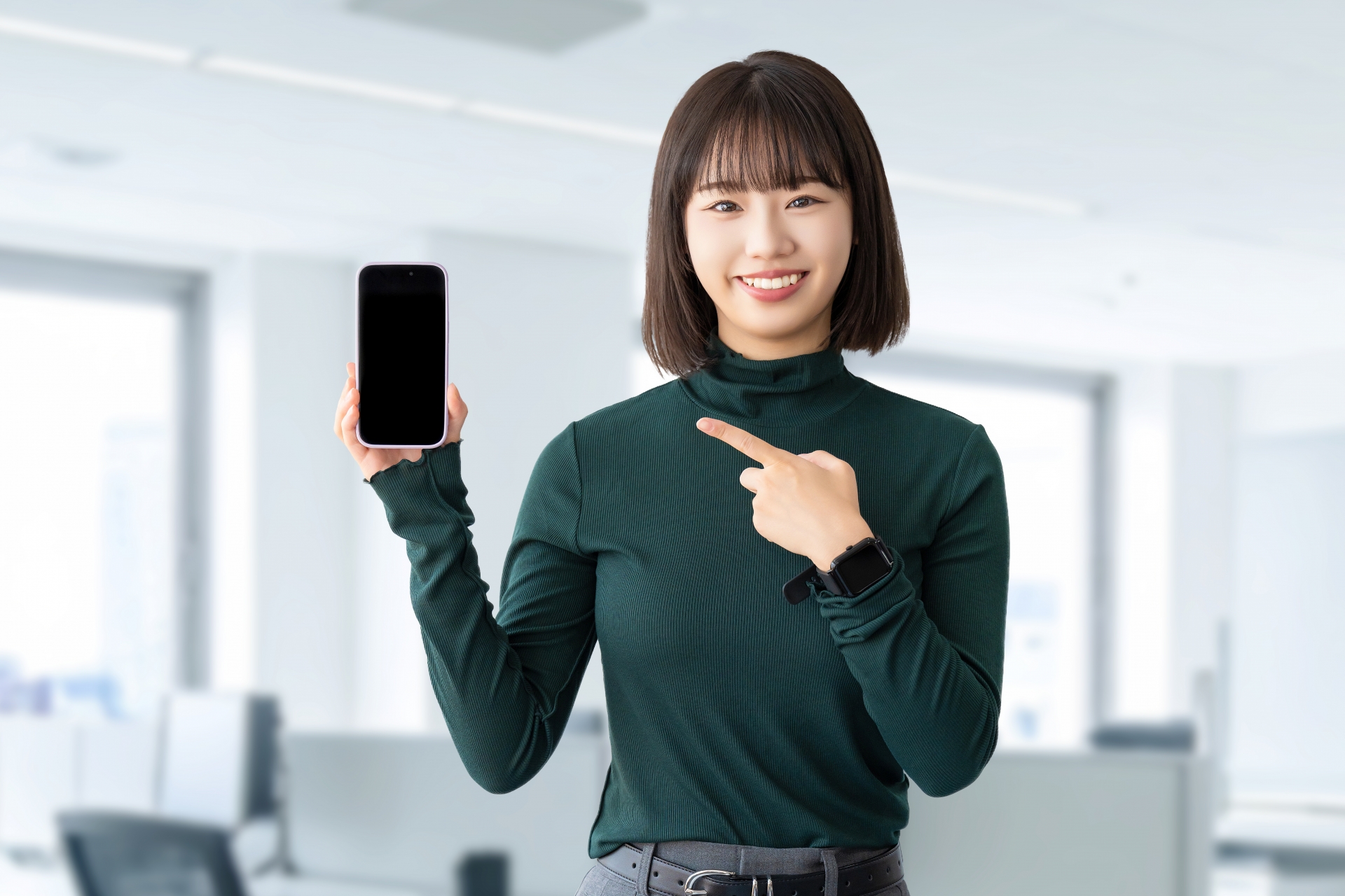 スマホの画面を指差す女性